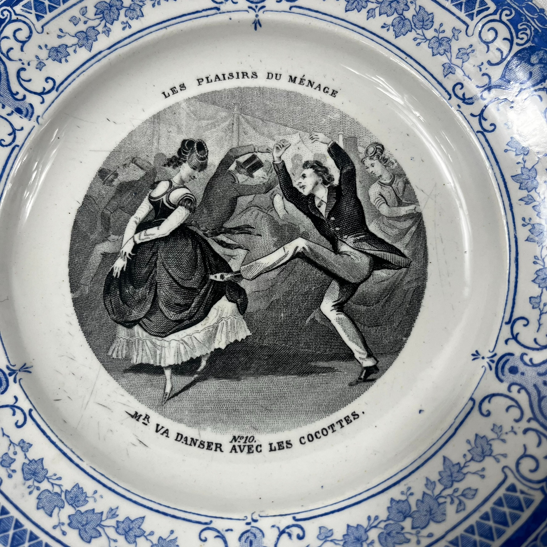 Voir photo 6 de Lot de 4 assiettes parlantes en faïence . 2 bleues série plaisirs du ménage et 2 noires série rigolage Lot de 4 assiettes parlantes en faïence . 2 bleues série plaisirs du ménage et 2 noires série rigolage Très bon état reconditionné photo 6