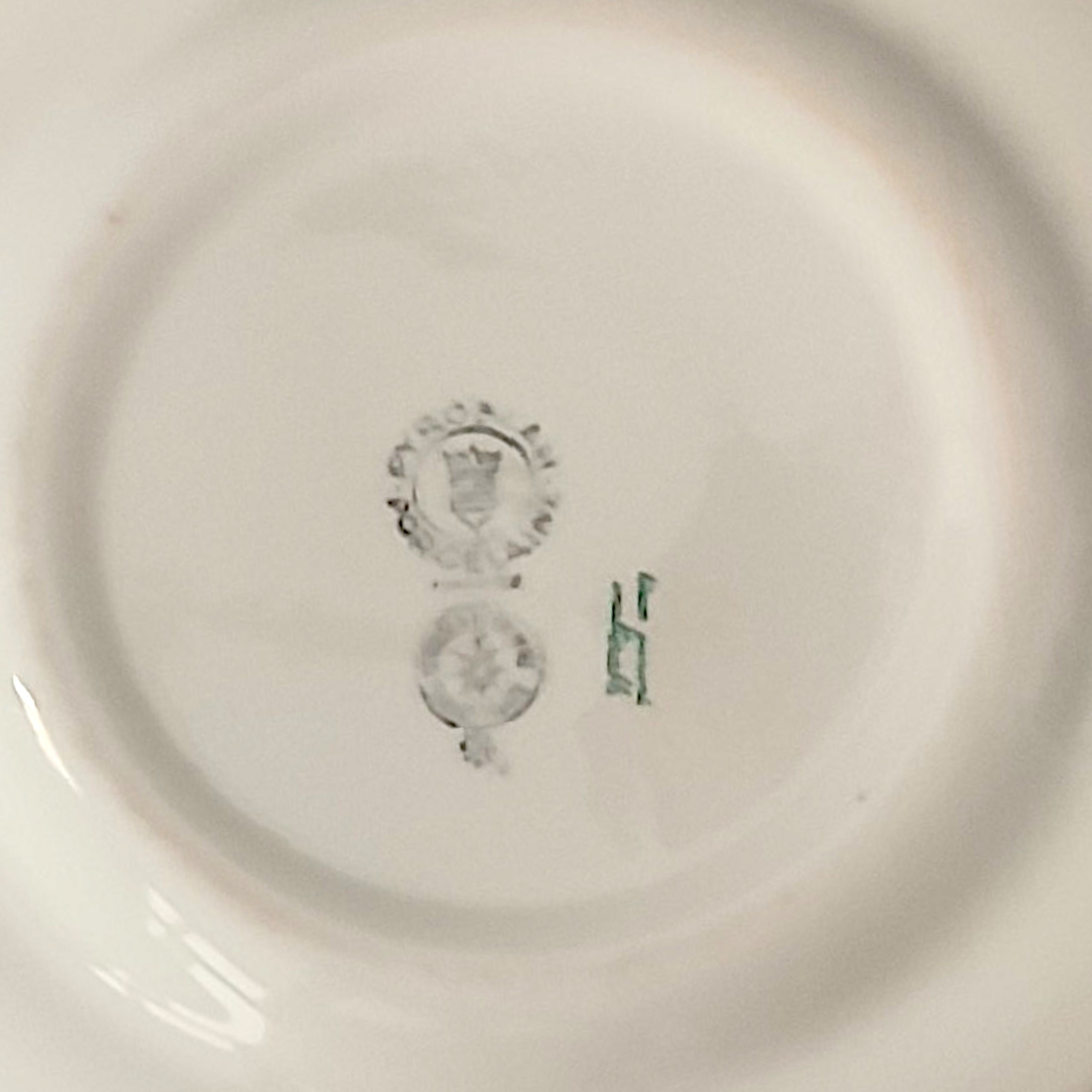 Voir photo 4 de Lot de 4 assiettes plates en porcelaine - modèle Agreste Pyroblan par Sarreguemines. Lot de 4 assiettes plates en porcelaine - modèle Agreste Pyroblan par Sarreguemines. reconditionné photo 4