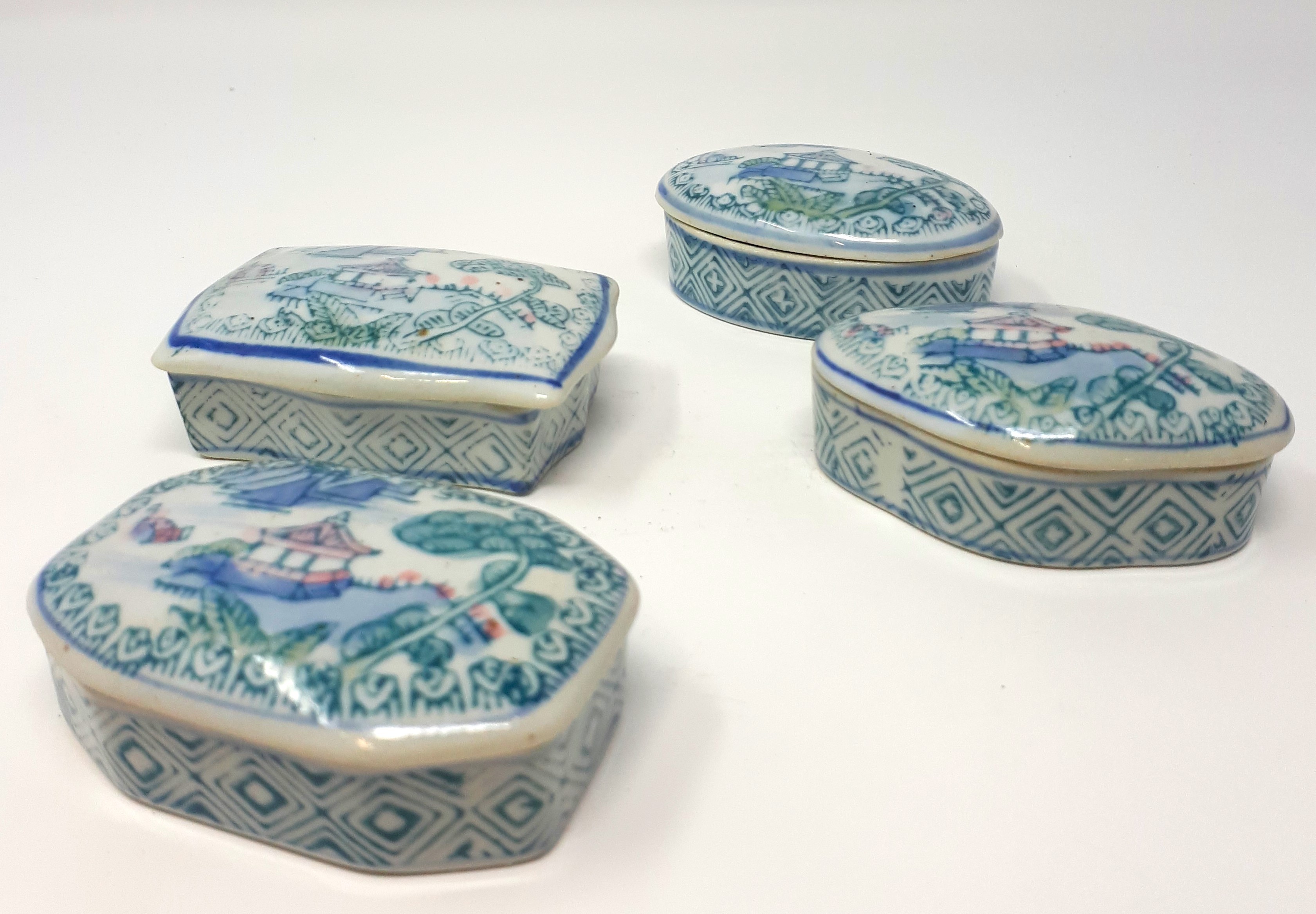 Lot de 4 bonbonnières en porcelaine chinoise - becquet - 25,00 € Lot de 4 bonbonnières en porcelaine chinoise - becquet reconditionné disponible sur Label Emmaüs