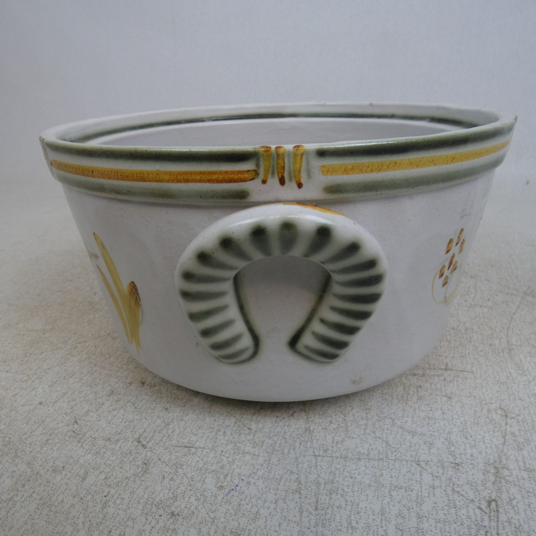 Voir photo 7 de Lot de 4 Céramiques Vintages Keraluc Quimper comprenant 1 Soupière - 2 Bols à Oreilles & 1 Bougeoir- vase Lot de 4 Céramiques Vintages Keraluc Quimper comprenant 1 Soupière - 2 Bols à Oreilles & 1 Bougeoir- vase État correct reconditionné photo 7
