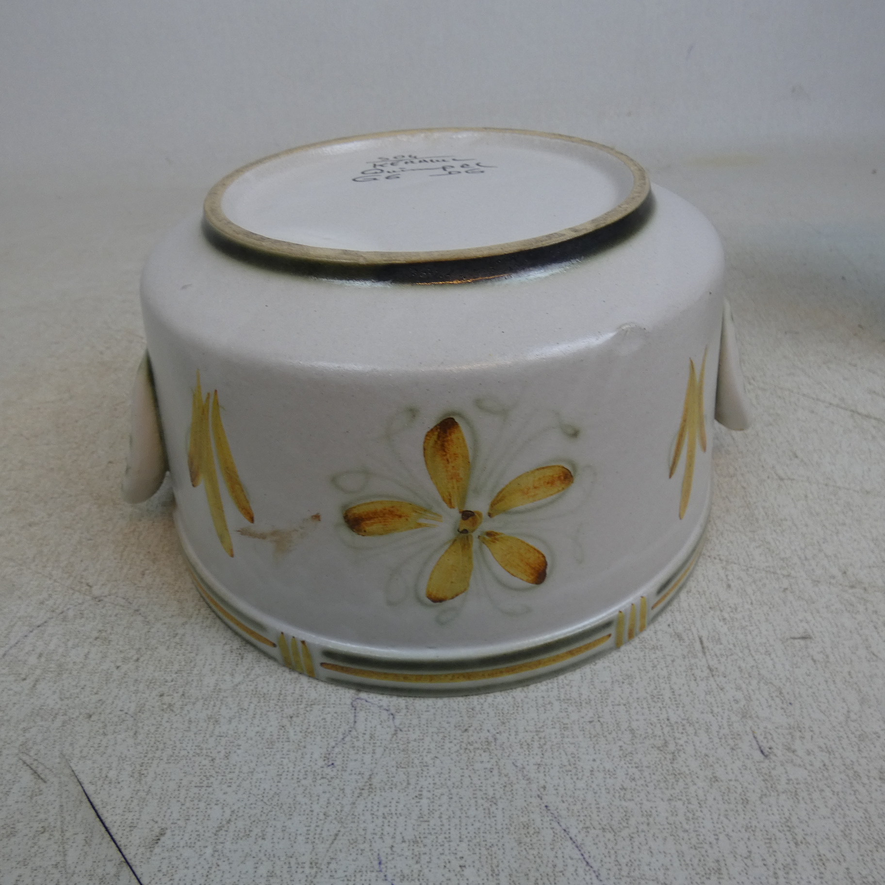 Voir photo 9 de Lot de 4 Céramiques Vintages Keraluc Quimper comprenant 1 Soupière - 2 Bols à Oreilles & 1 Bougeoir- vase Lot de 4 Céramiques Vintages Keraluc Quimper comprenant 1 Soupière - 2 Bols à Oreilles & 1 Bougeoir- vase État correct reconditionné photo 9