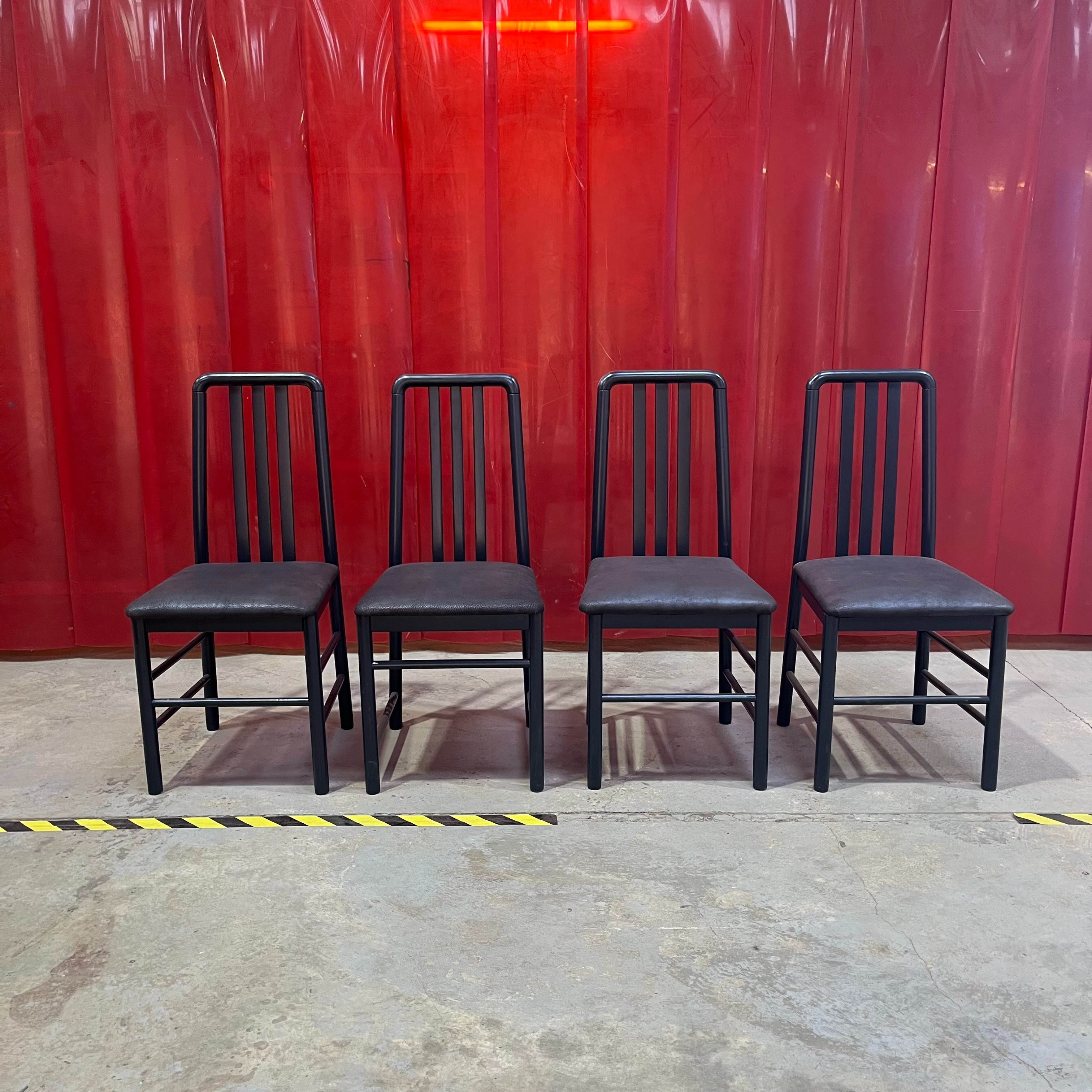Voir photo 3 de Lot de 4 chaises de salle à manger en hêtre noir Lot de 4 chaises de salle à manger en hêtre noir reconditionné photo 3