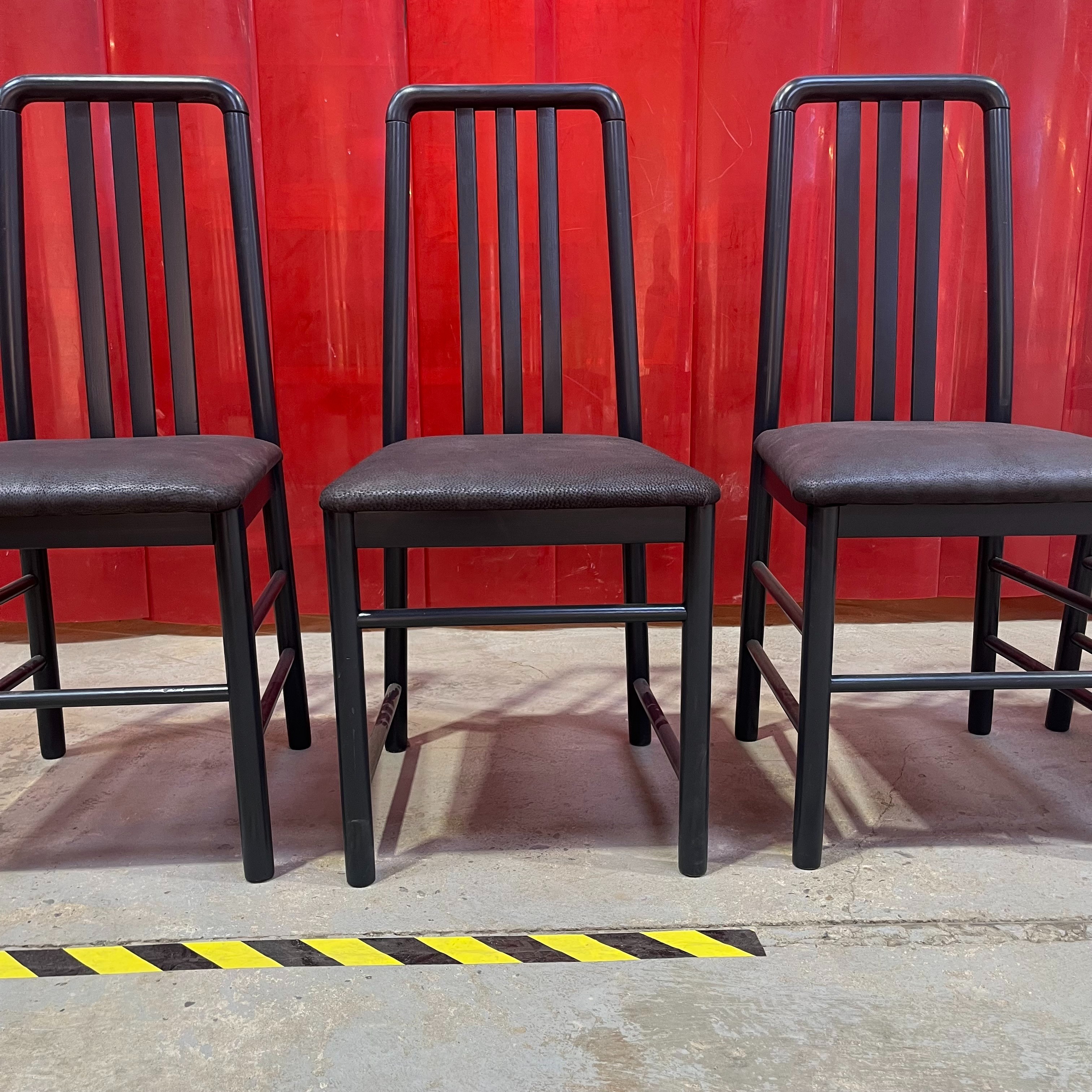 Voir photo 4 de Lot de 4 chaises de salle à manger en hêtre noir Lot de 4 chaises de salle à manger en hêtre noir reconditionné photo 4