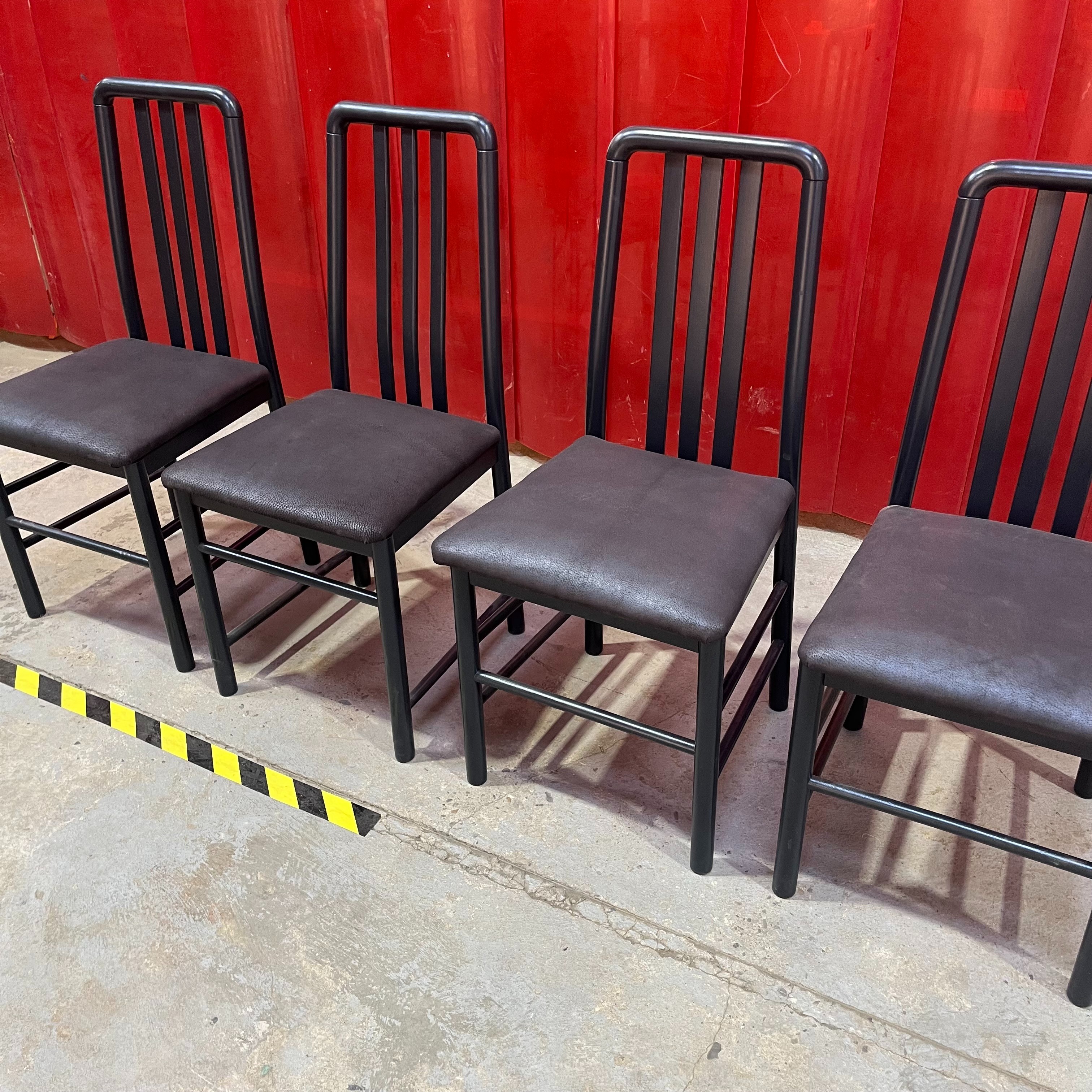 Voir photo 6 de Lot de 4 chaises de salle à manger en hêtre noir Lot de 4 chaises de salle à manger en hêtre noir reconditionné photo 6