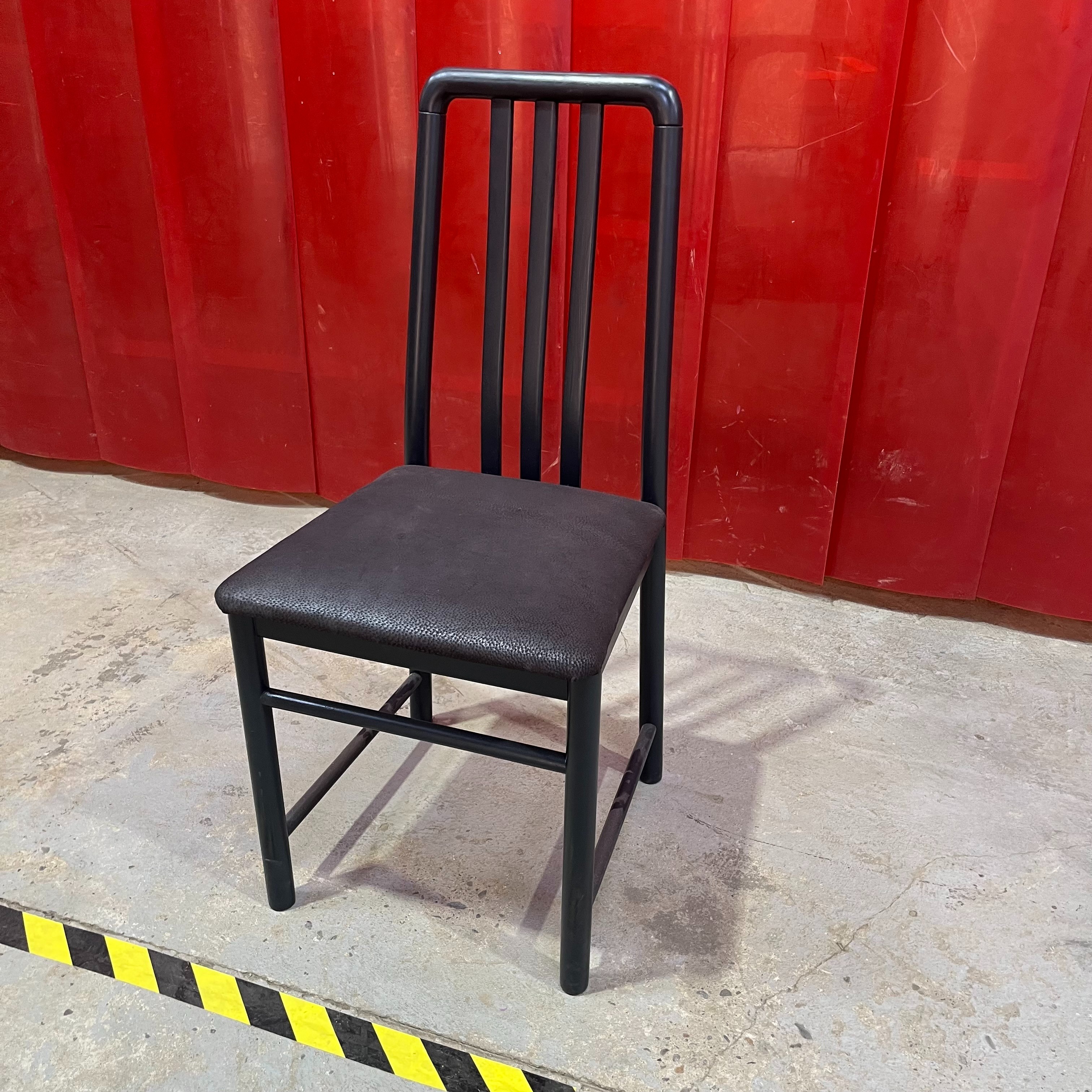Voir photo 7 de Lot de 4 chaises de salle à manger en hêtre noir Lot de 4 chaises de salle à manger en hêtre noir reconditionné photo 7