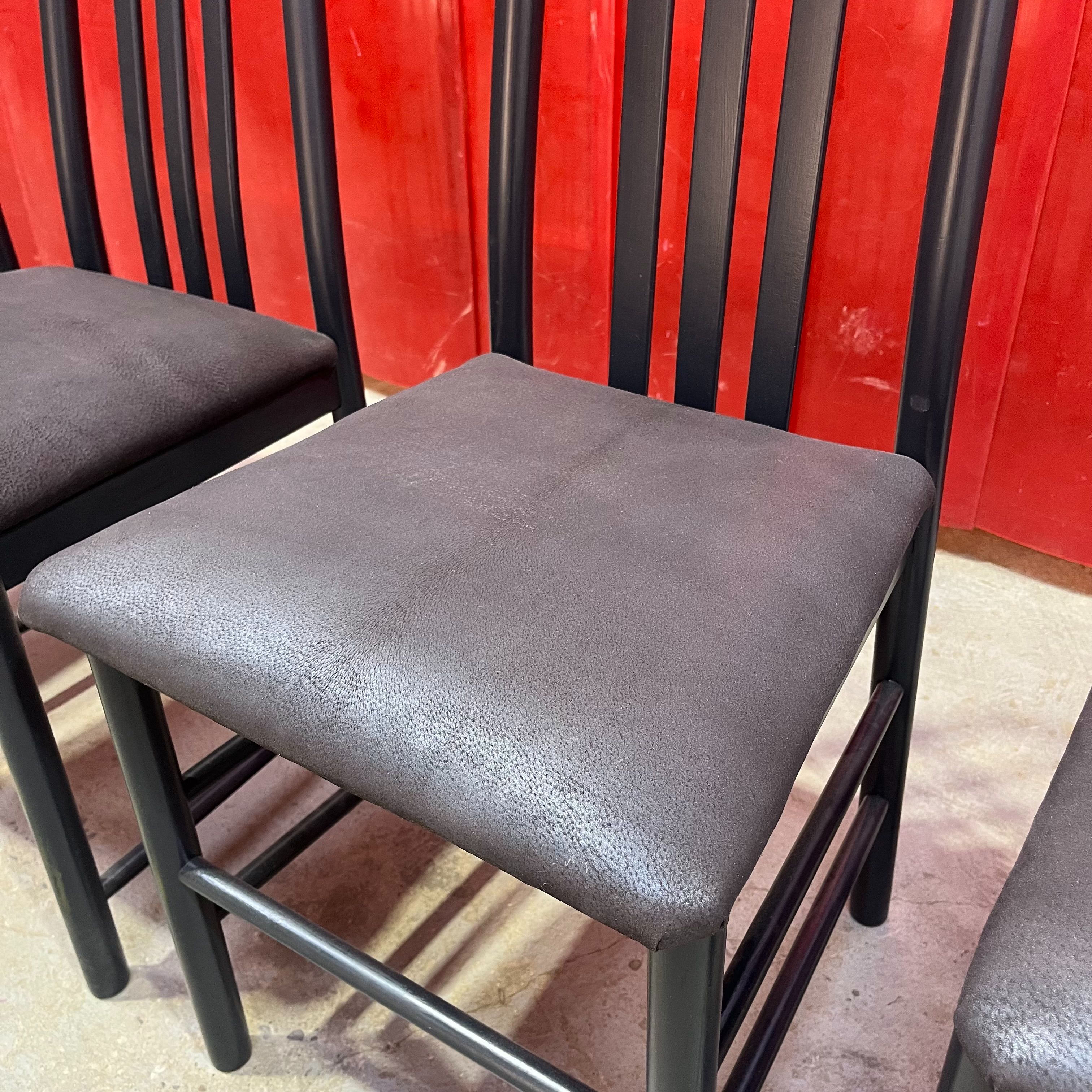 Voir photo 9 de Lot de 4 chaises de salle à manger en hêtre noir Lot de 4 chaises de salle à manger en hêtre noir reconditionné photo 9