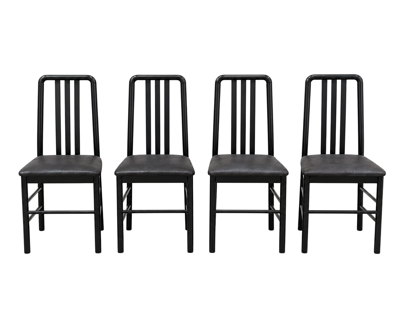 Lot de 4 chaises de salle à manger en hêtre noir - 200,00 € Lot de 4 chaises de salle à manger en hêtre noir reconditionné disponible sur Label Emmaüs