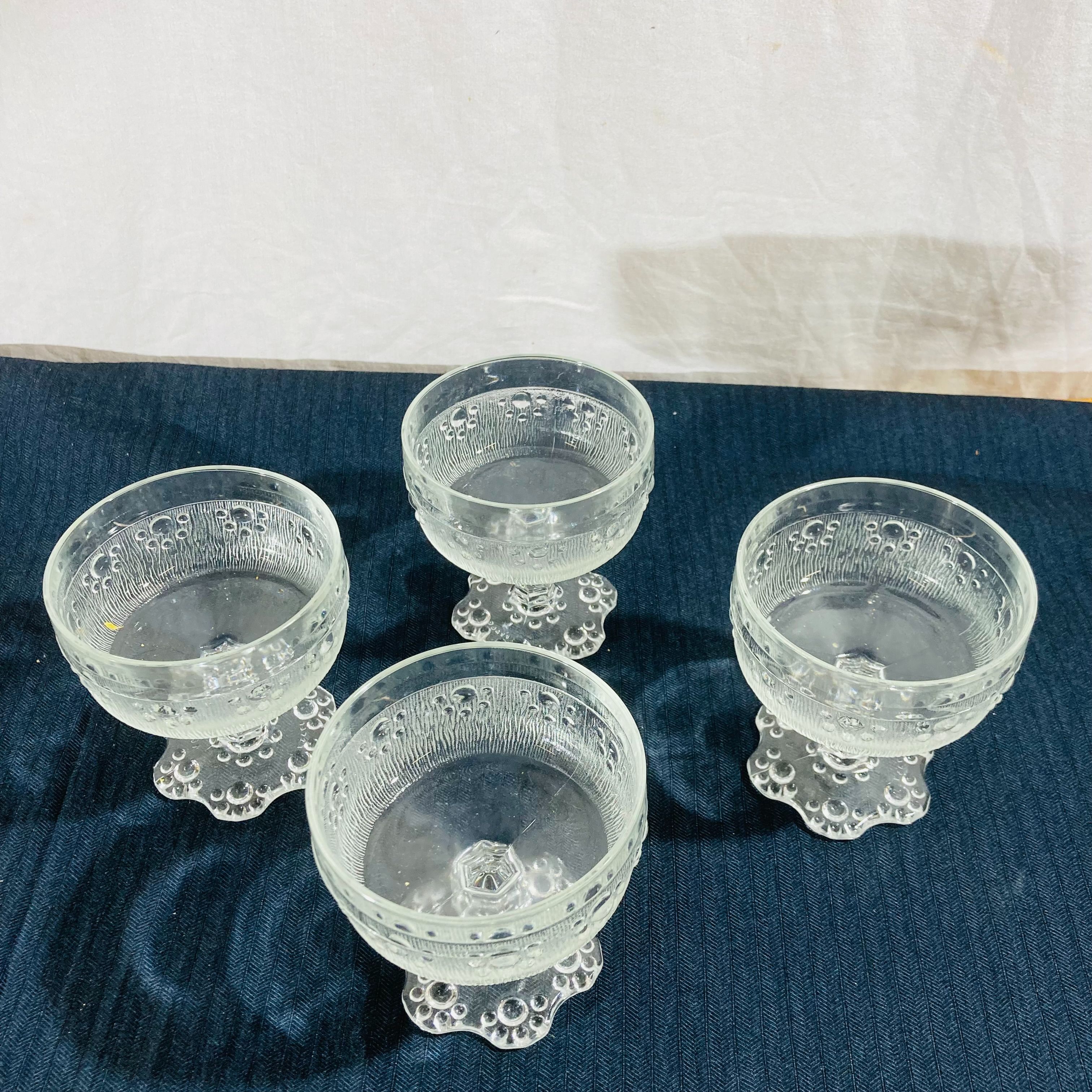 Voir photo 2 de Lot de 4 coupes à champagne / dessert vintage en verre moulé Modèle "Barocco" par Masserini Lot de 4 coupes à champagne / dessert vintage en verre moulé Modèle "Barocco" par Masserini reconditionné photo 2