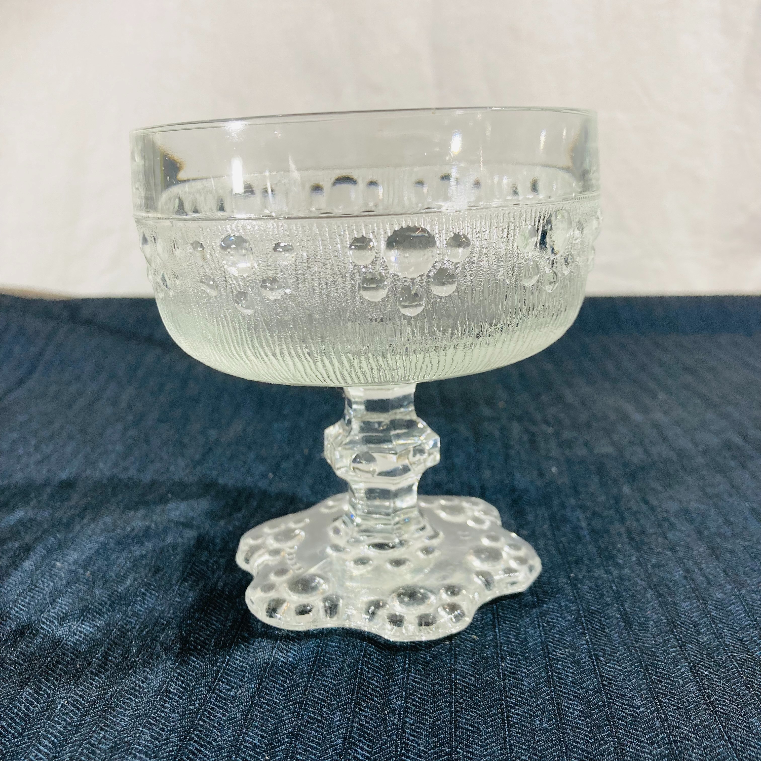 Voir photo 3 de Lot de 4 coupes à champagne / dessert vintage en verre moulé Modèle "Barocco" par Masserini Lot de 4 coupes à champagne / dessert vintage en verre moulé Modèle "Barocco" par Masserini reconditionné photo 3