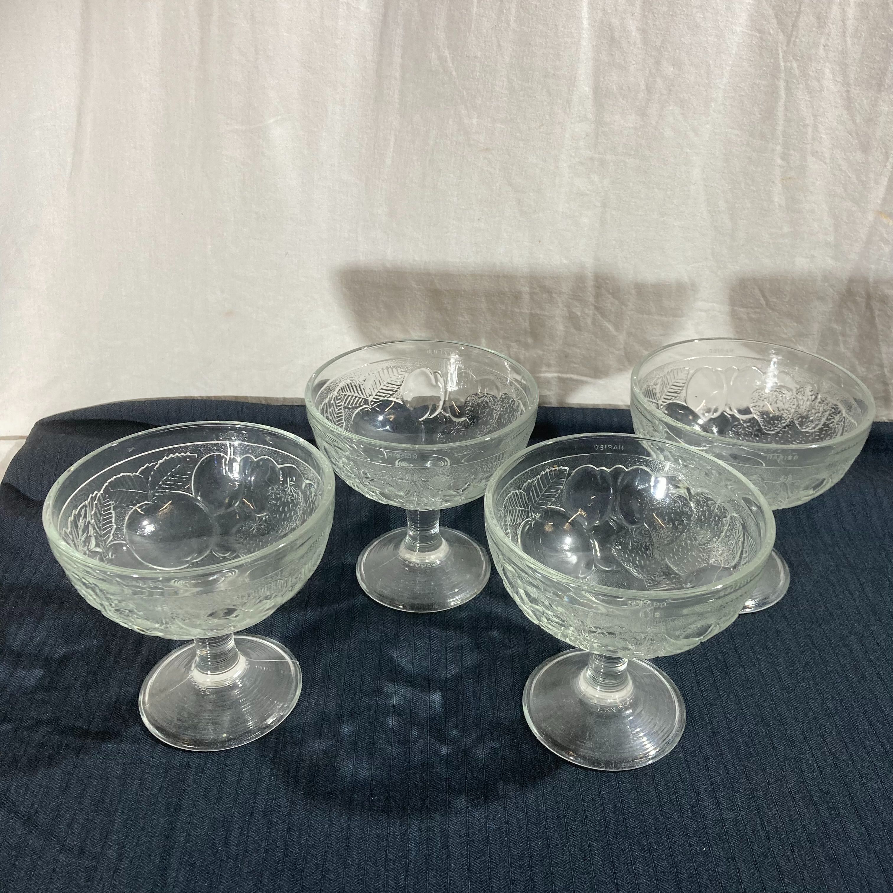 Voir photo 2 de Lot de 4 Coupes à Dessert Vintage en Verre Moulé - Collection Haribo Lot de 4 Coupes à Dessert Vintage en Verre Moulé - Collection Haribo Très bon état reconditionné photo 2