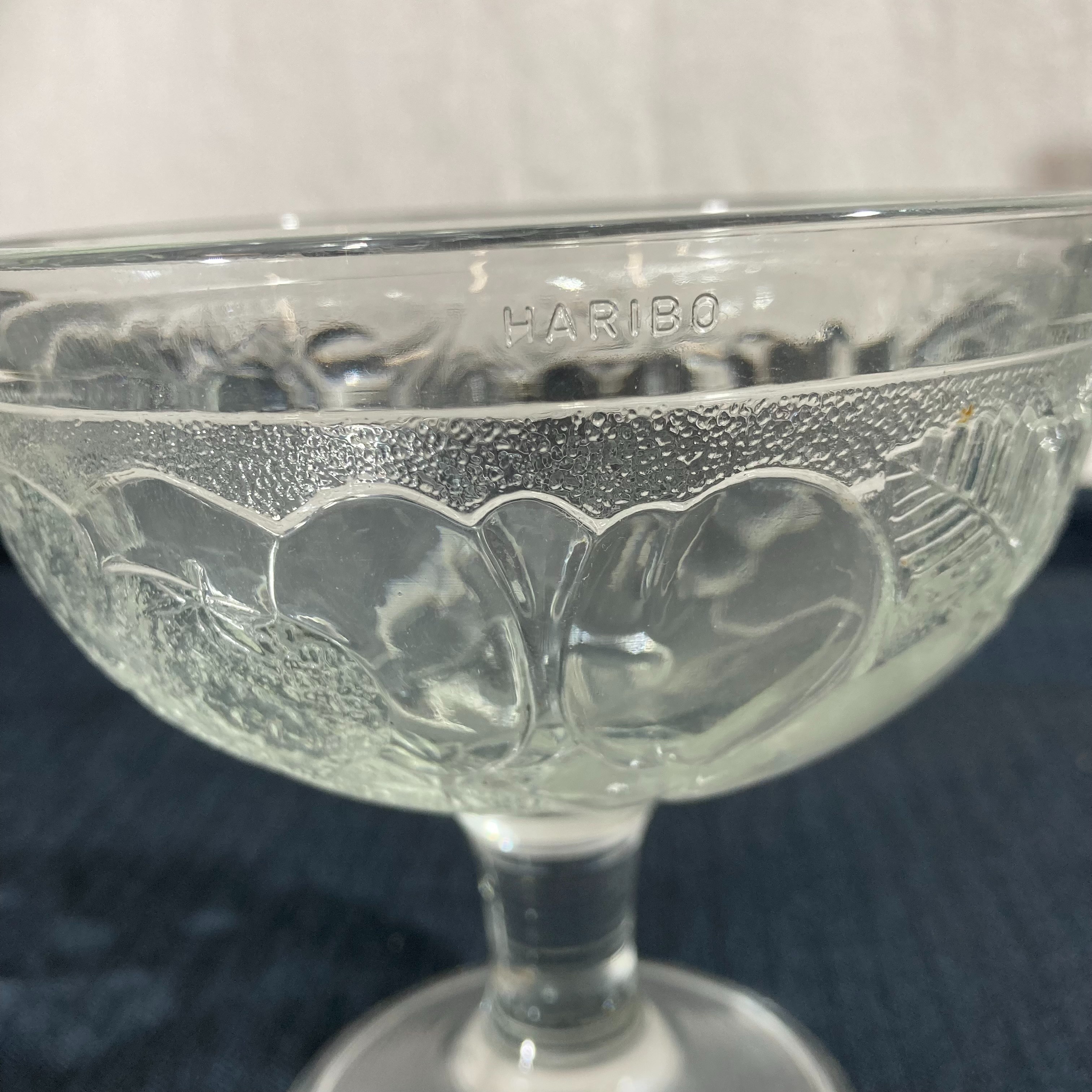 Voir photo 3 de Lot de 4 Coupes à Dessert Vintage en Verre Moulé - Collection Haribo Lot de 4 Coupes à Dessert Vintage en Verre Moulé - Collection Haribo Très bon état reconditionné photo 3