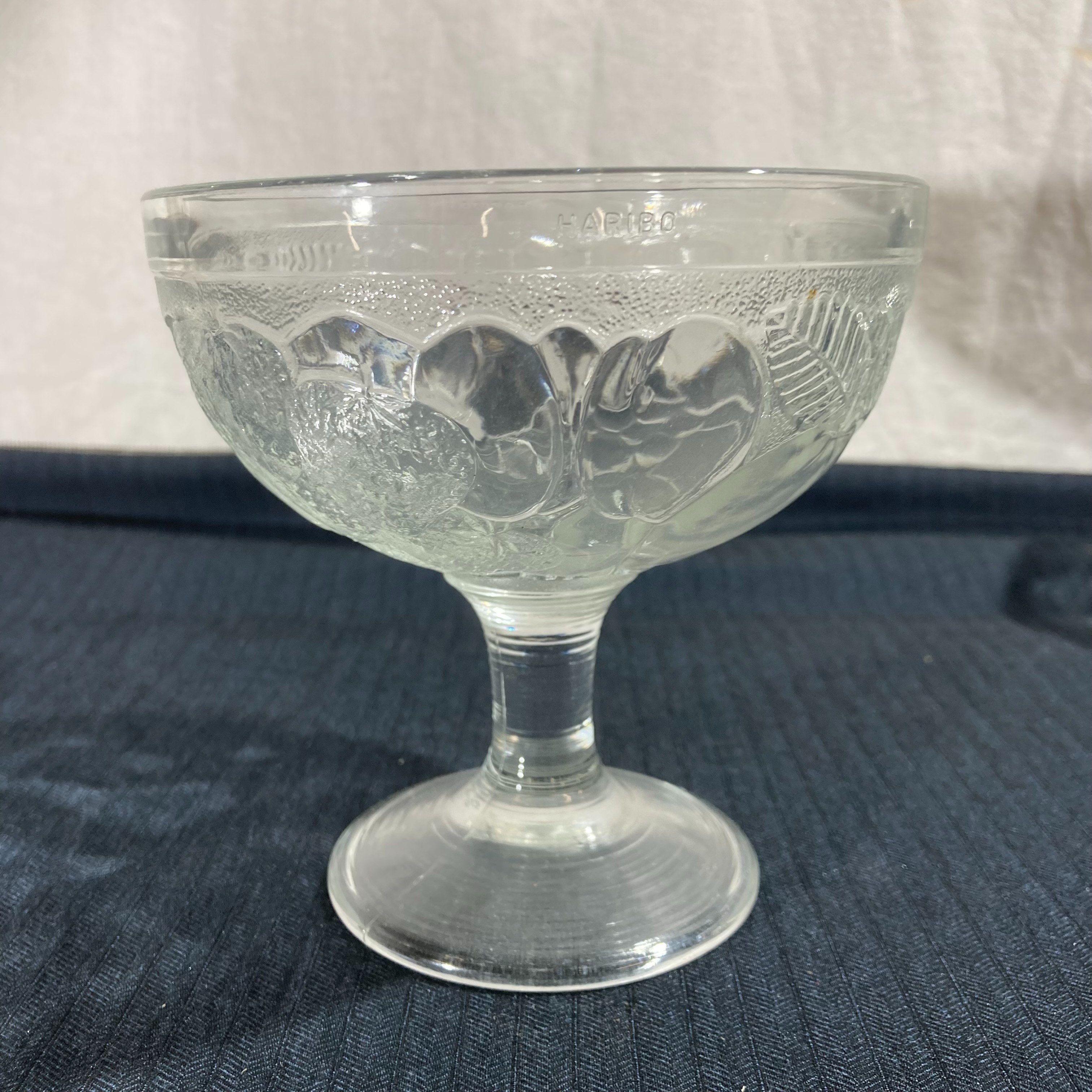 Voir photo 4 de Lot de 4 Coupes à Dessert Vintage en Verre Moulé - Collection Haribo Lot de 4 Coupes à Dessert Vintage en Verre Moulé - Collection Haribo Très bon état reconditionné photo 4