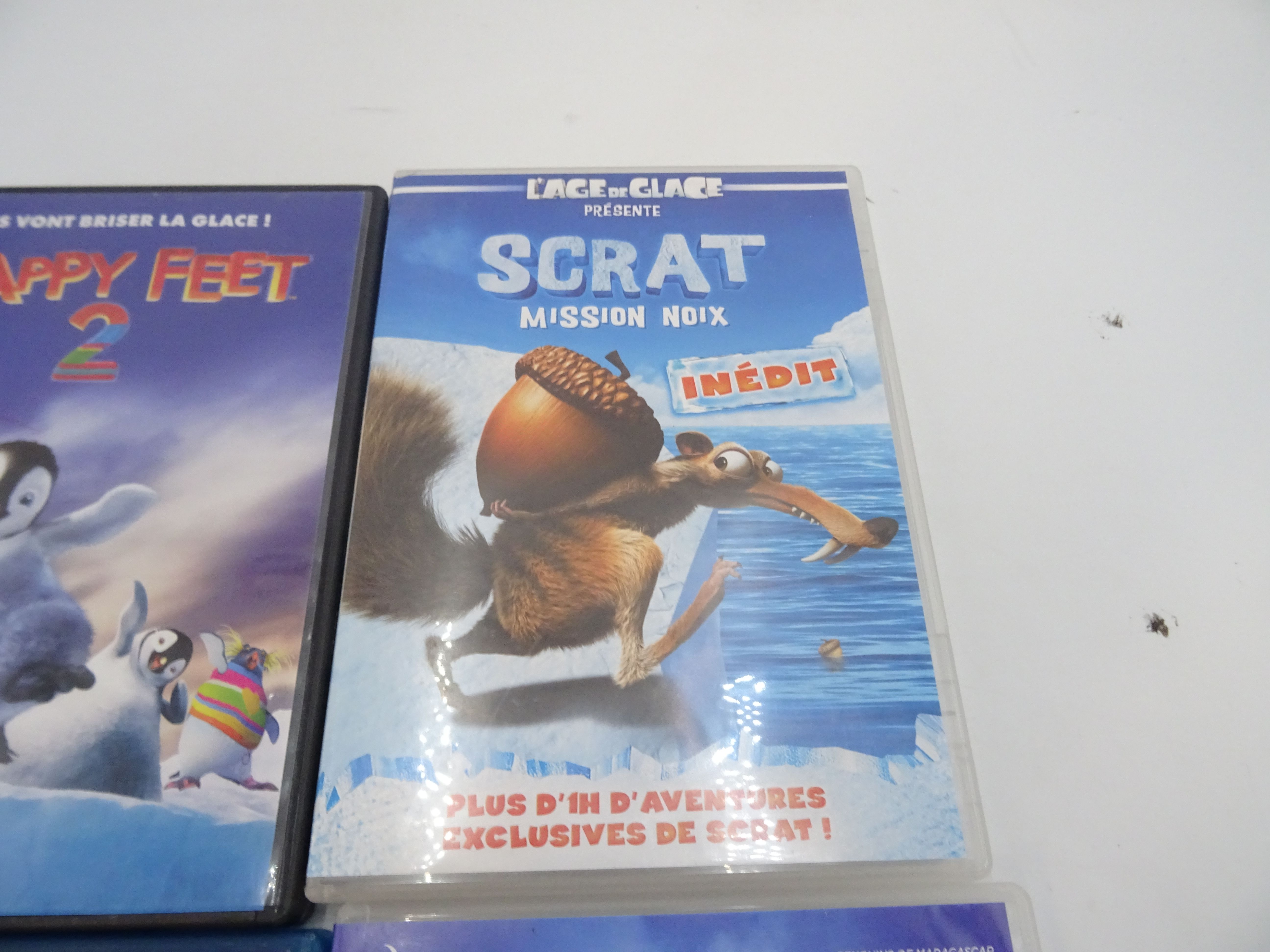 Voir photo 2 de Lot de 4 films jeunesse"Happy feet 2, Gang de requins, Les Pingouins, Scrat mission noix" Lot de 4 films jeunesse"Happy feet 2, Gang de requins, Les Pingouins, Scrat mission noix" Bon état reconditionné photo 2