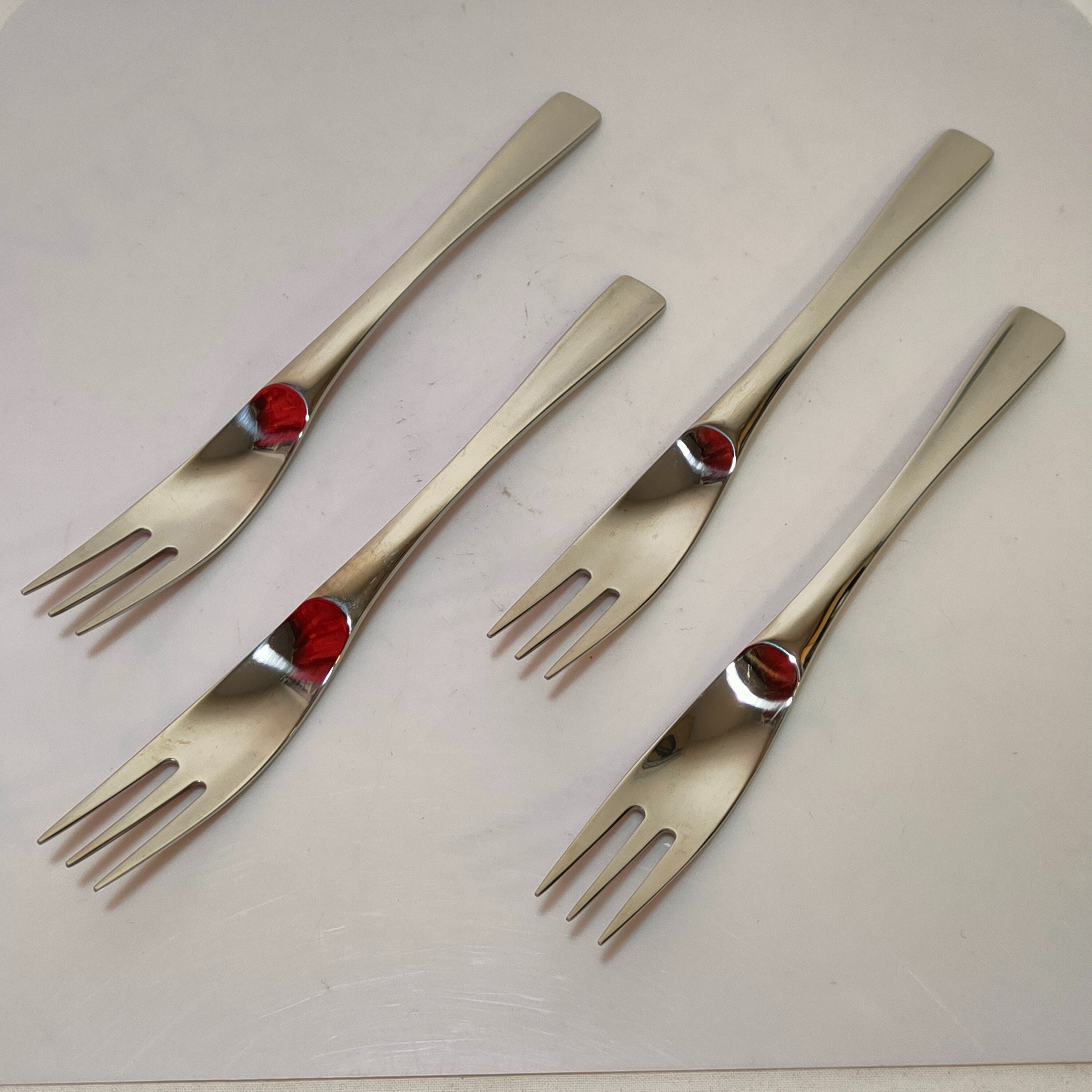 Lot de 4 Fourchettes à poisson "Guy Degrenne" Bon état - 20,00 € Lot de 4 Fourchettes à poisson "Guy Degrenne" Bon état reconditionné disponible sur Label Emmaüs