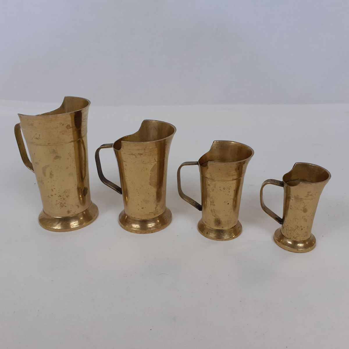 Acheter Lot de 4 mesures à doser en laiton. Bon état - 10,00 € Lot de 4 mesures à doser en laiton. Bon état reconditionné disponible sur Label Emmaüs