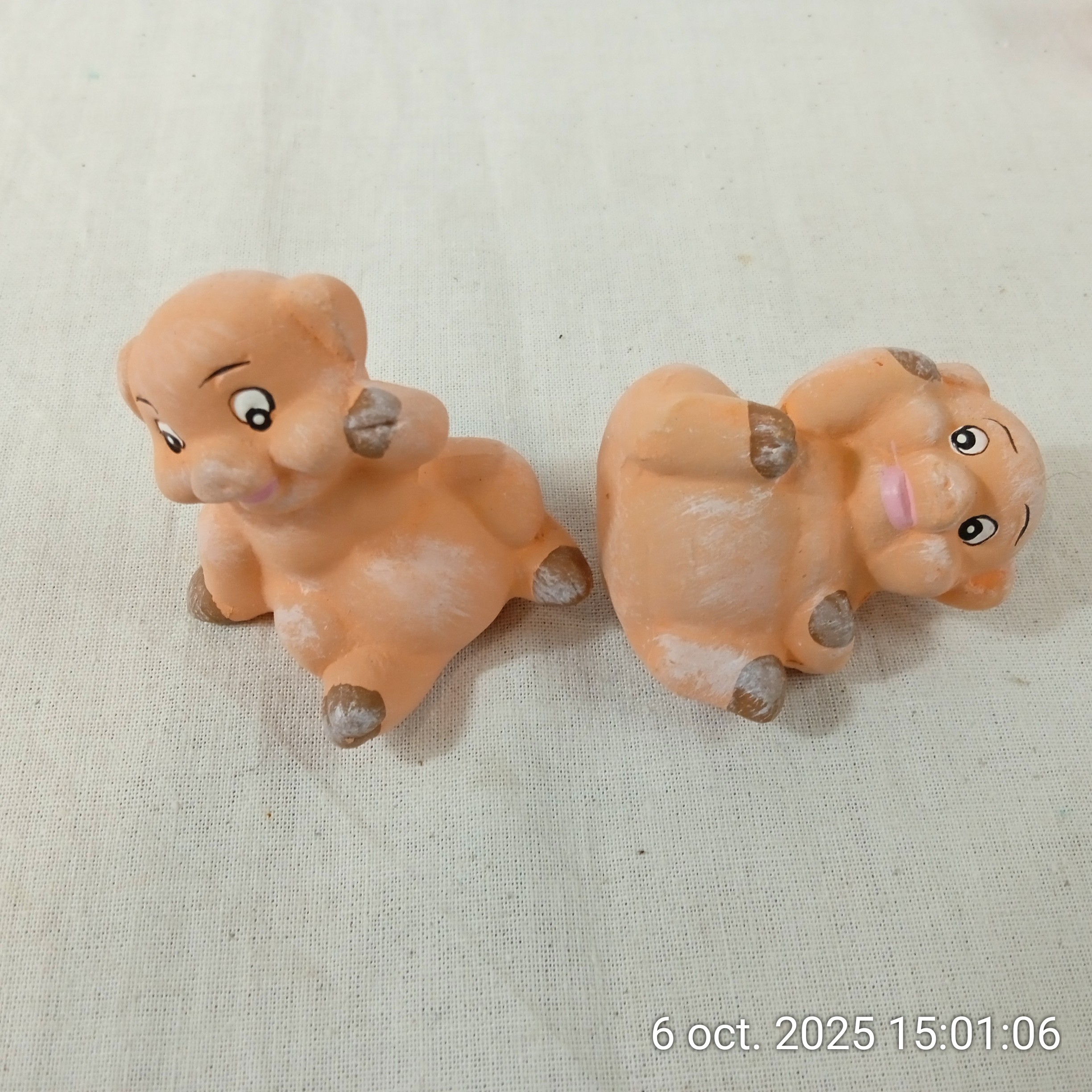 Voir photo 2 de Lot de 4 petits figurines cochons anciennes collection en céramique Lot de 4 petits figurines cochons anciennes collection en céramique Bon état reconditionné photo 2
