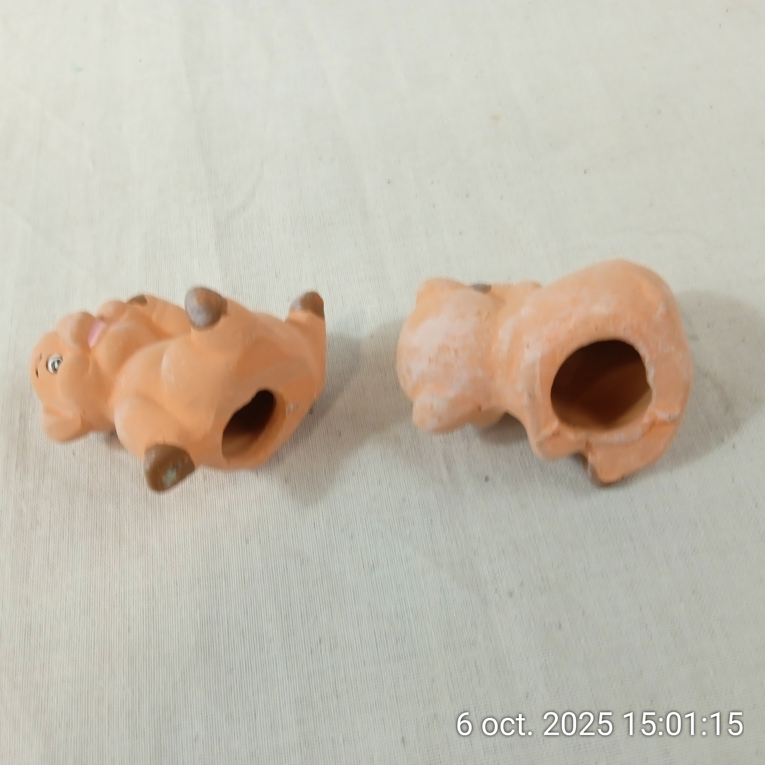 Voir photo 3 de Lot de 4 petits figurines cochons anciennes collection en céramique Lot de 4 petits figurines cochons anciennes collection en céramique Bon état reconditionné photo 3