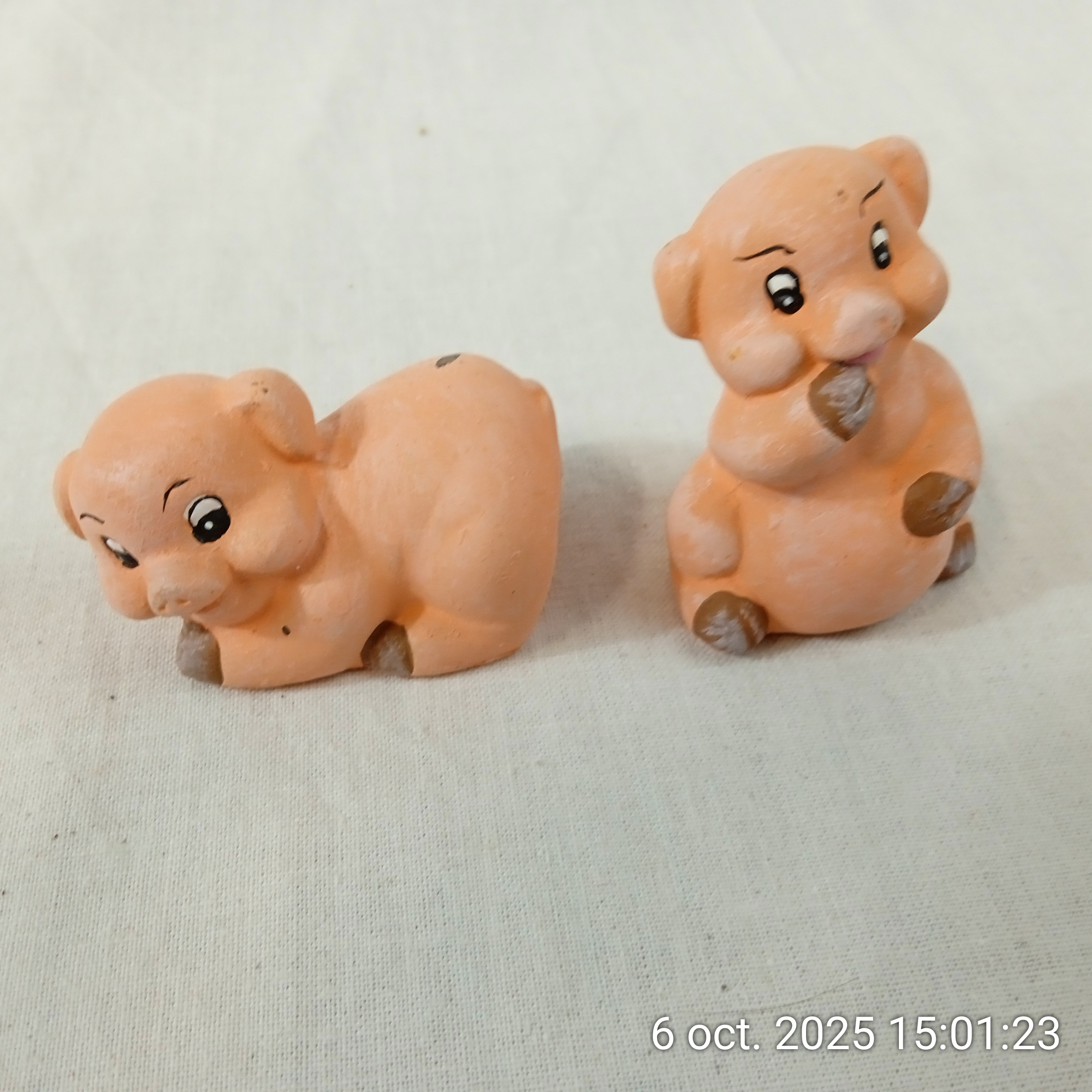 Voir photo 4 de Lot de 4 petits figurines cochons anciennes collection en céramique Lot de 4 petits figurines cochons anciennes collection en céramique Bon état reconditionné photo 4