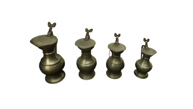 Voir photo 2 de Lot de 4 pichets en étain 95 % assortis de taille différente (de 14 à 18 cm de haut) Lot de 4 pichets en étain 95 % assortis de taille différente (de 14 à 18 cm de haut) Bon état reconditionné photo 2