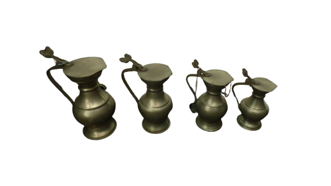 Voir photo 3 de Lot de 4 pichets en étain 95 % assortis de taille différente (de 14 à 18 cm de haut) Lot de 4 pichets en étain 95 % assortis de taille différente (de 14 à 18 cm de haut) Bon état reconditionné photo 3