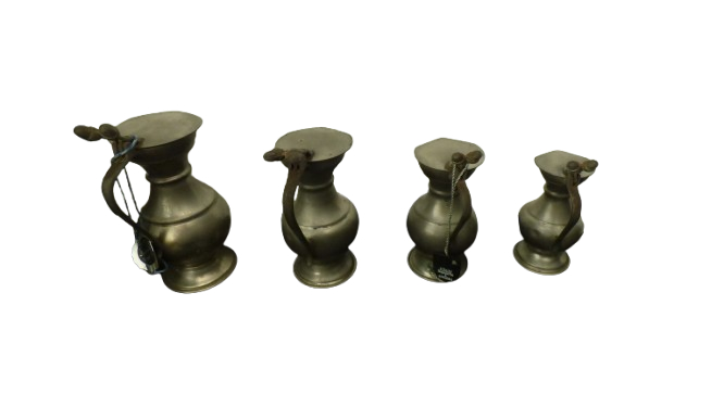 Voir photo 4 de Lot de 4 pichets en étain 95 % assortis de taille différente (de 14 à 18 cm de haut) Lot de 4 pichets en étain 95 % assortis de taille différente (de 14 à 18 cm de haut) Bon état reconditionné photo 4
