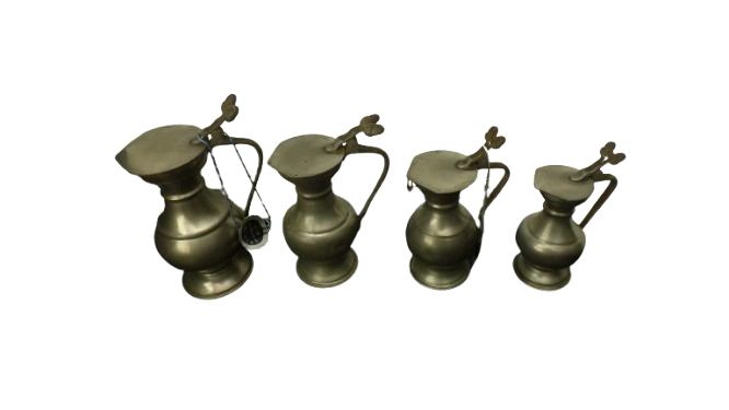 Lot de 4 pichets en étain 95 % assortis de taille différente (de 14 à 18 cm de haut) Bon état - 35,00 € Lot de 4 pichets en étain 95 % assortis de taille différente (de 14 à 18 cm de haut) Bon état reconditionné disponible sur Label Emmaüs