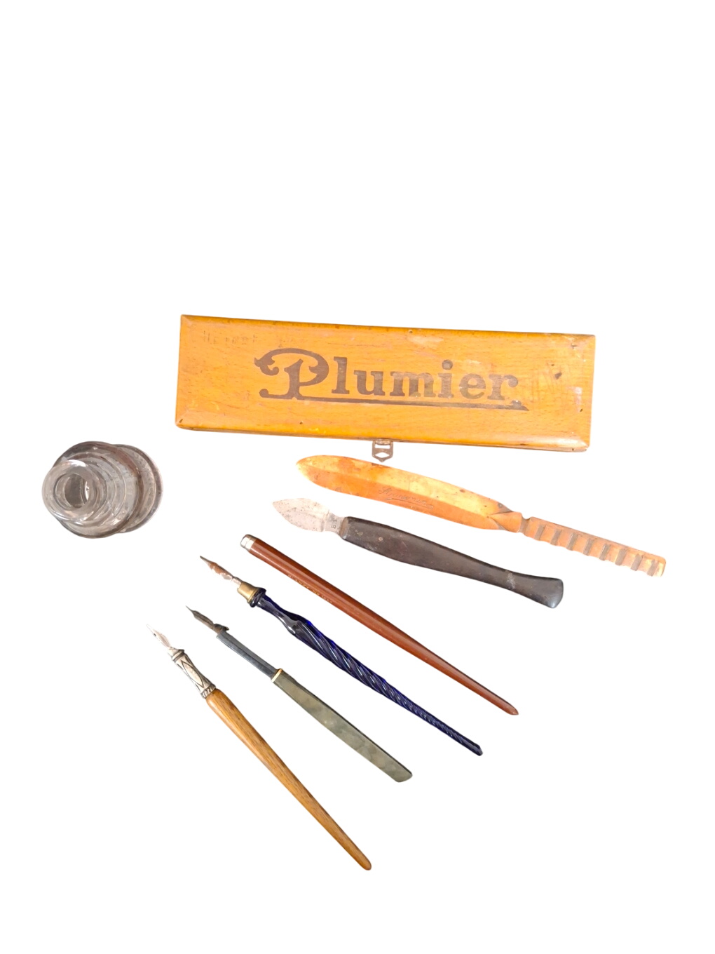 Lot de 4 portes plumes ancien dans un plumier, un coupe papier travail de tranchée,1 grattoir et une bouteille à encre État correct - 38,00 € Lot de 4 portes plumes ancien dans un plumier, un coupe papier travail de tranchée,1 grattoir et une bouteille à encre État correct reconditionné disponible sur Label Emmaüs