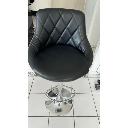 Lot de 4 tabourets hauts noir et blanc Bon état reconditionné disponible sur Rakuten