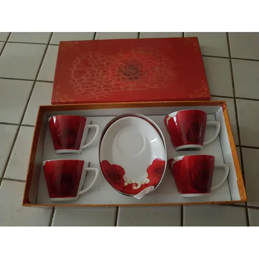 Lot De 4 Tasses À Café Ou À Thé En Porcelaine Blanches Et Rouges Motif Roses Rouges Avec Soucoupes Associées Porcelaines Lf Dans Sa Boite De Rangement Bon état reconditionné disponible sur Rakuten