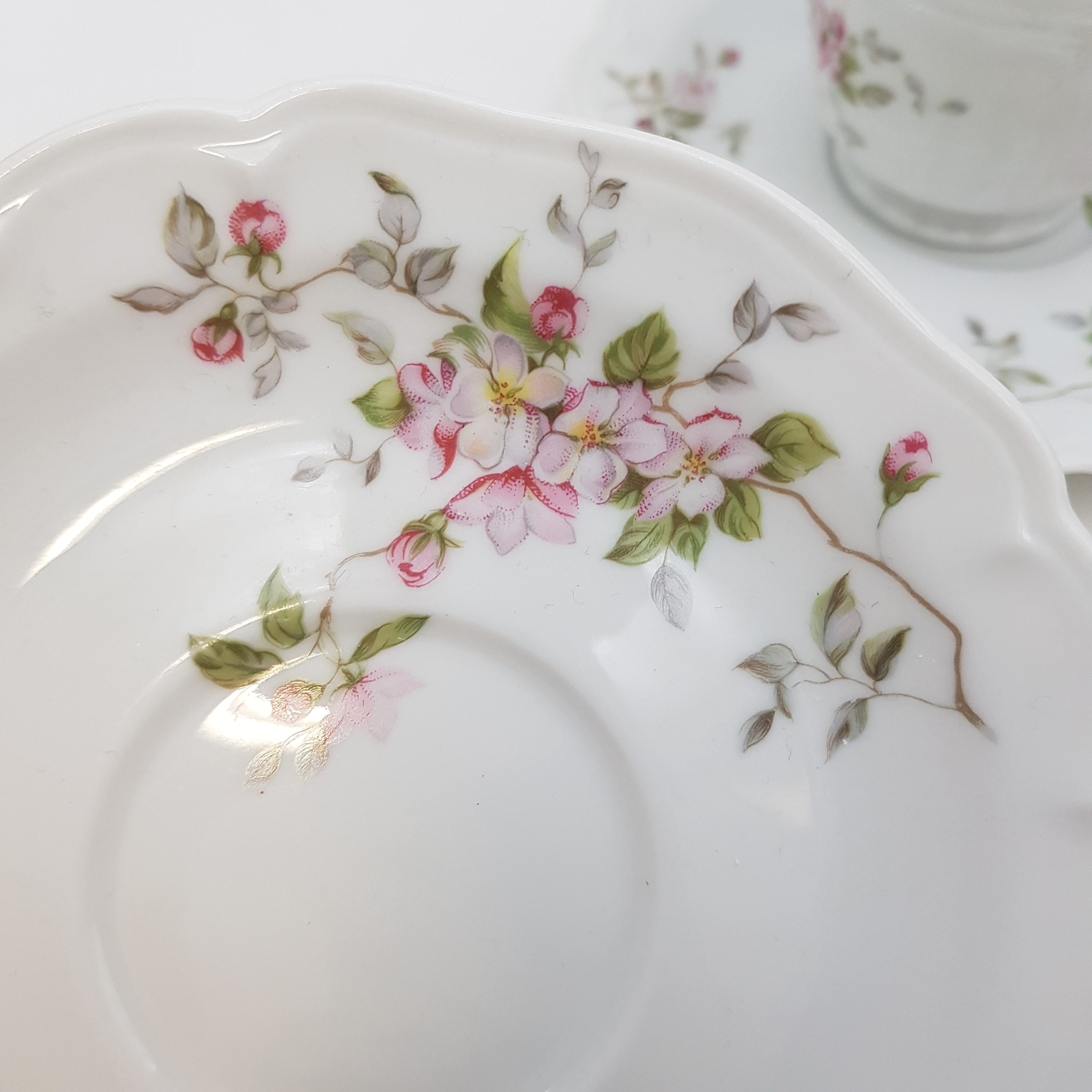 Voir photo 4 de Lot de 4 tasses avec sous-tasses vintages, très élégantes et raffinées, en porcelaine de Limoges Lot de 4 tasses avec sous-tasses vintages, très élégantes et raffinées, en porcelaine de Limoges Très bon état reconditionné photo 4