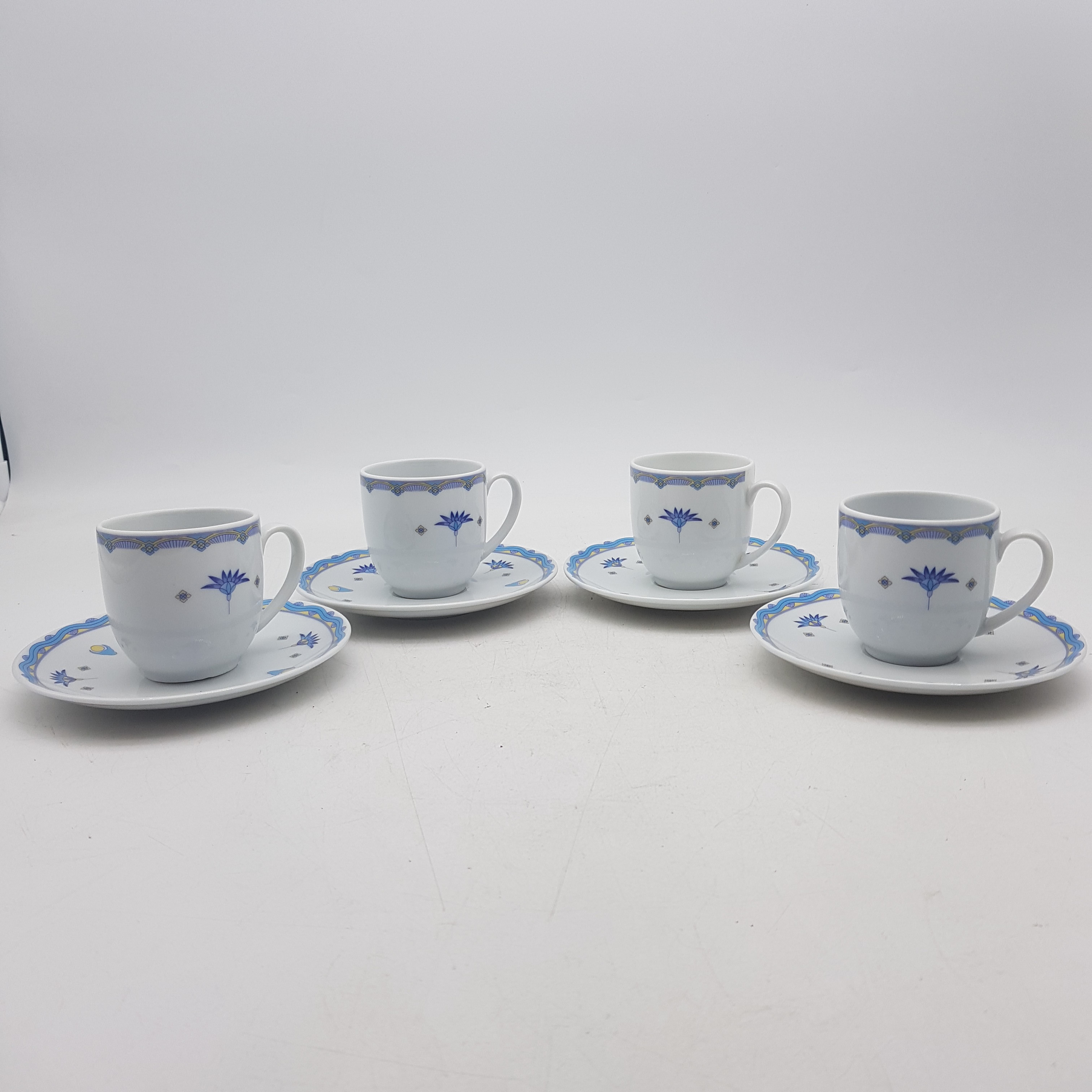 Voir photo 4 de Lot de 4 tasses et sous tasses en porcelaine- Alfoid Porcelan Lot de 4 tasses et sous tasses en porcelaine- Alfoid Porcelan Bon état reconditionné photo 4