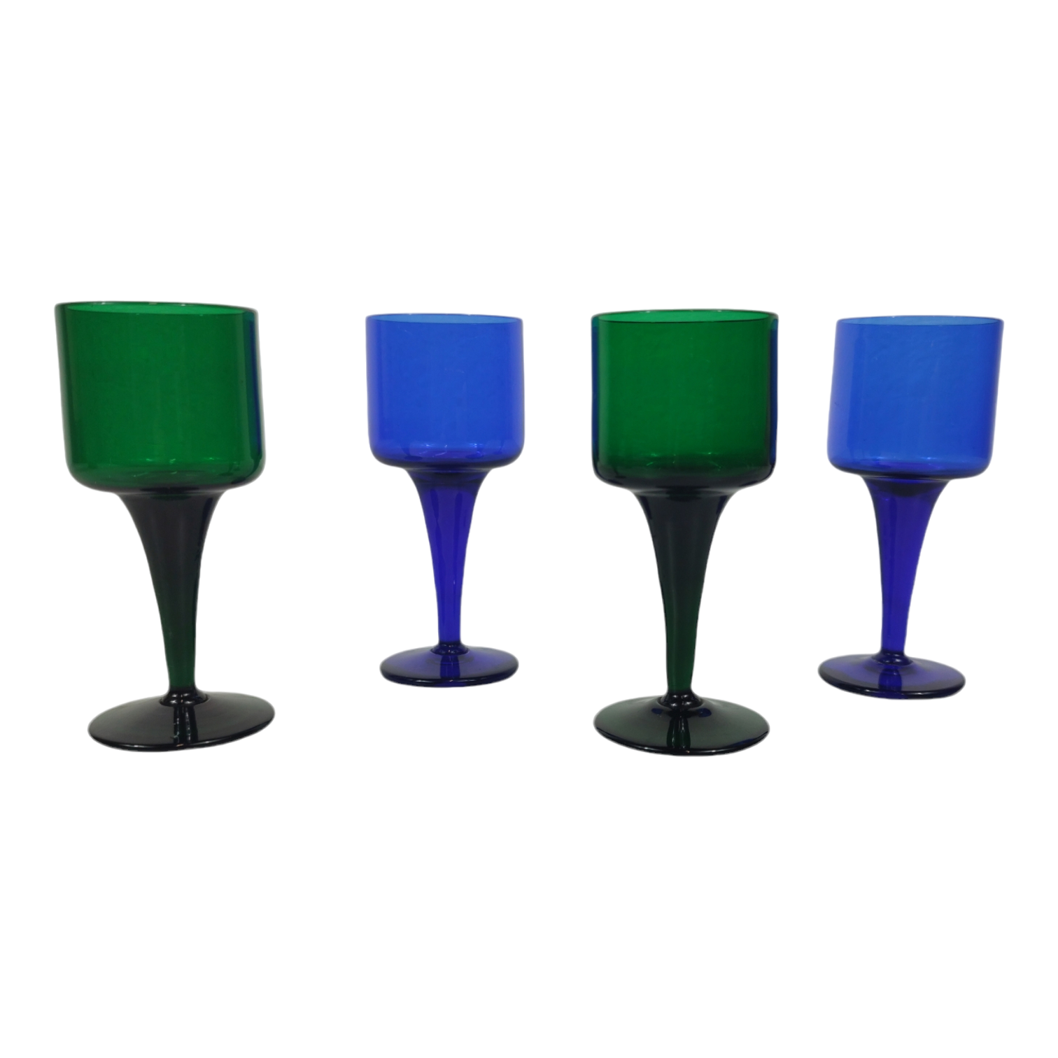 Lot de 4 verres à liqueur en cristal Bon état - 14,00 € Lot de 4 verres à liqueur en cristal Bon état reconditionné disponible sur Label Emmaüs