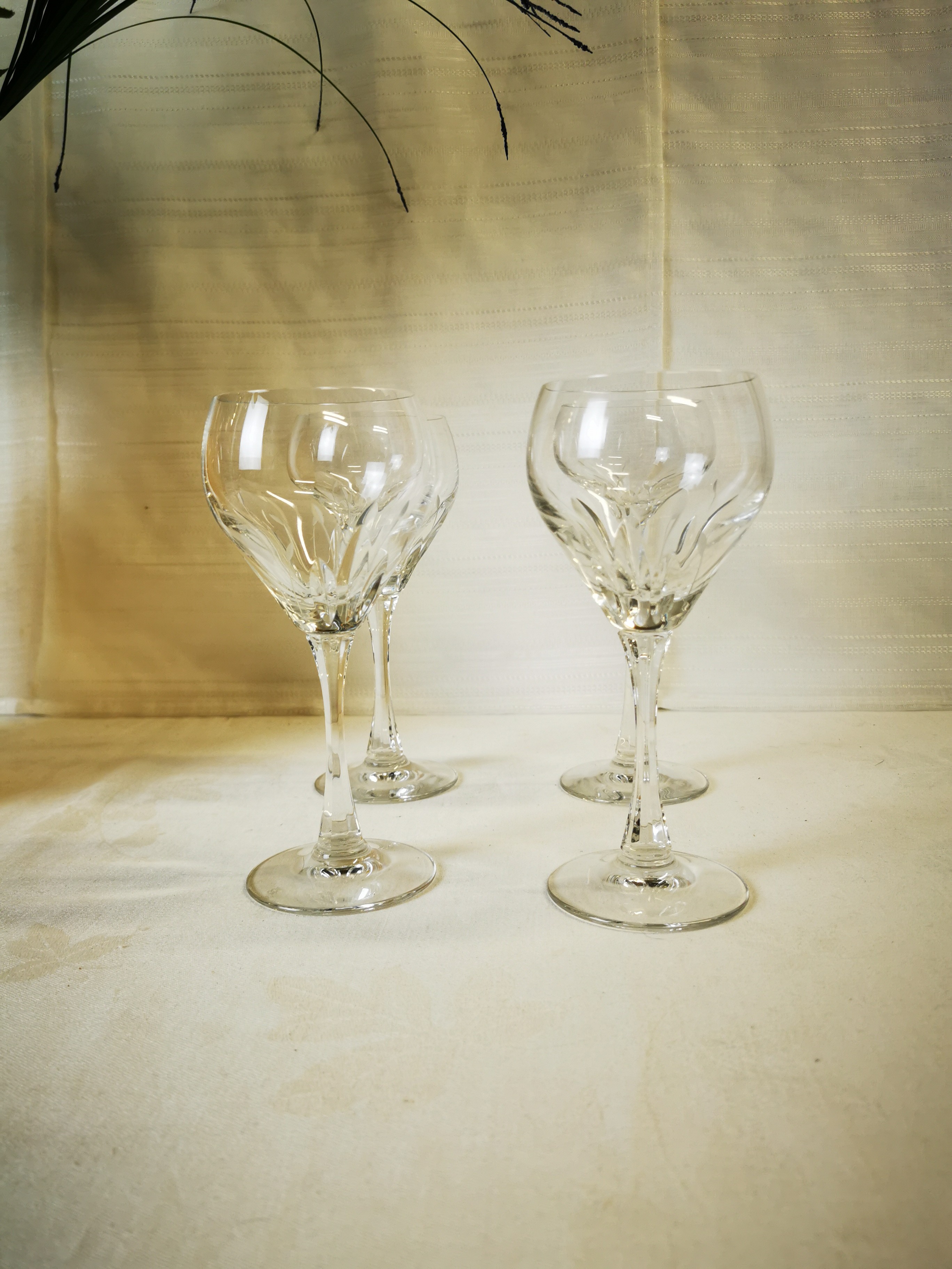 Voir photo 3 de Lot de 4 verres à pied en cristal signés S Lot de 4 verres à pied en cristal signés S Très bon état reconditionné photo 3