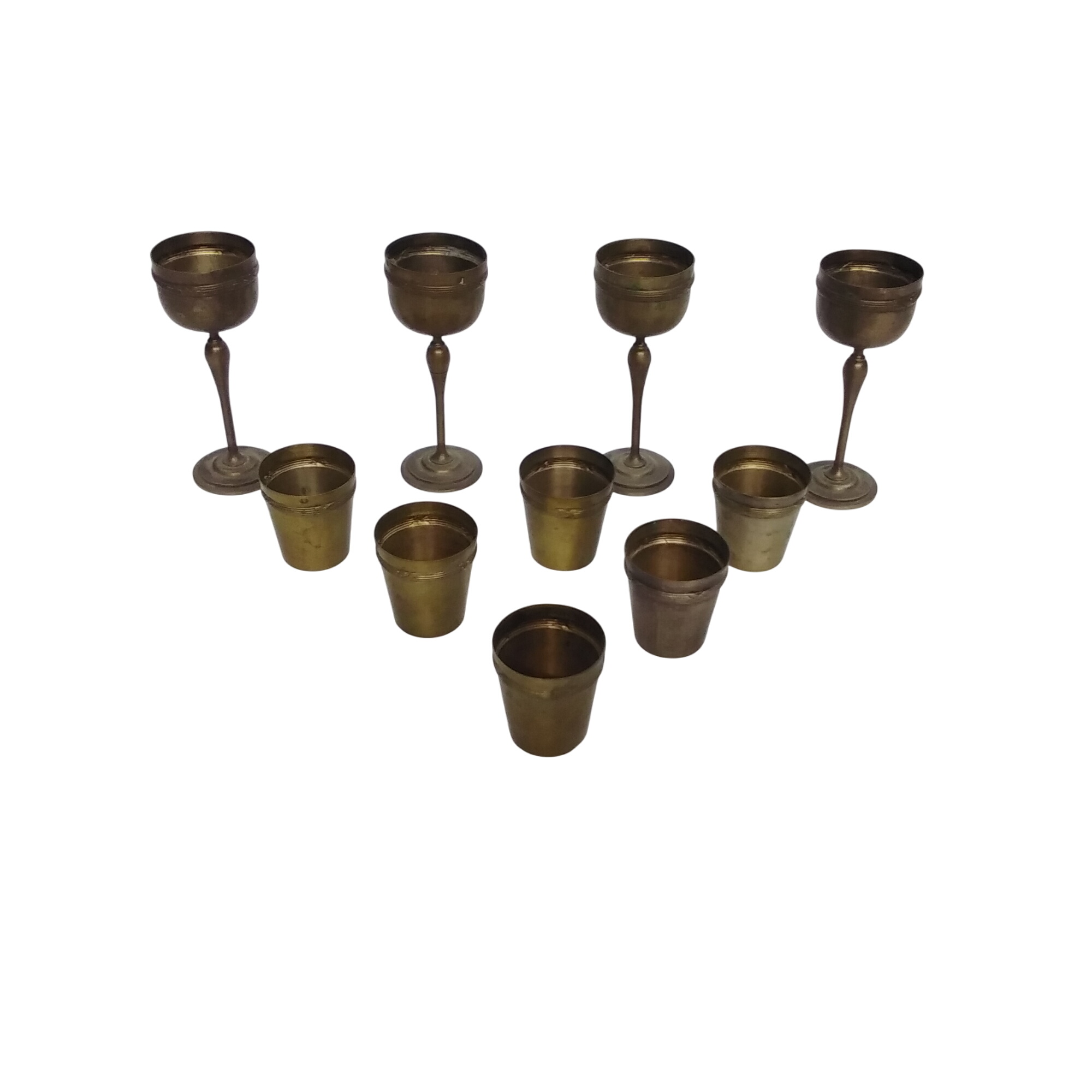 Acheter Lot de 4 verres à pied et 6 timbales à liqueuren métal argenté État correct - 10,00 € Lot de 4 verres à pied et 6 timbales à liqueuren métal argenté État correct reconditionné disponible sur Label Emmaüs