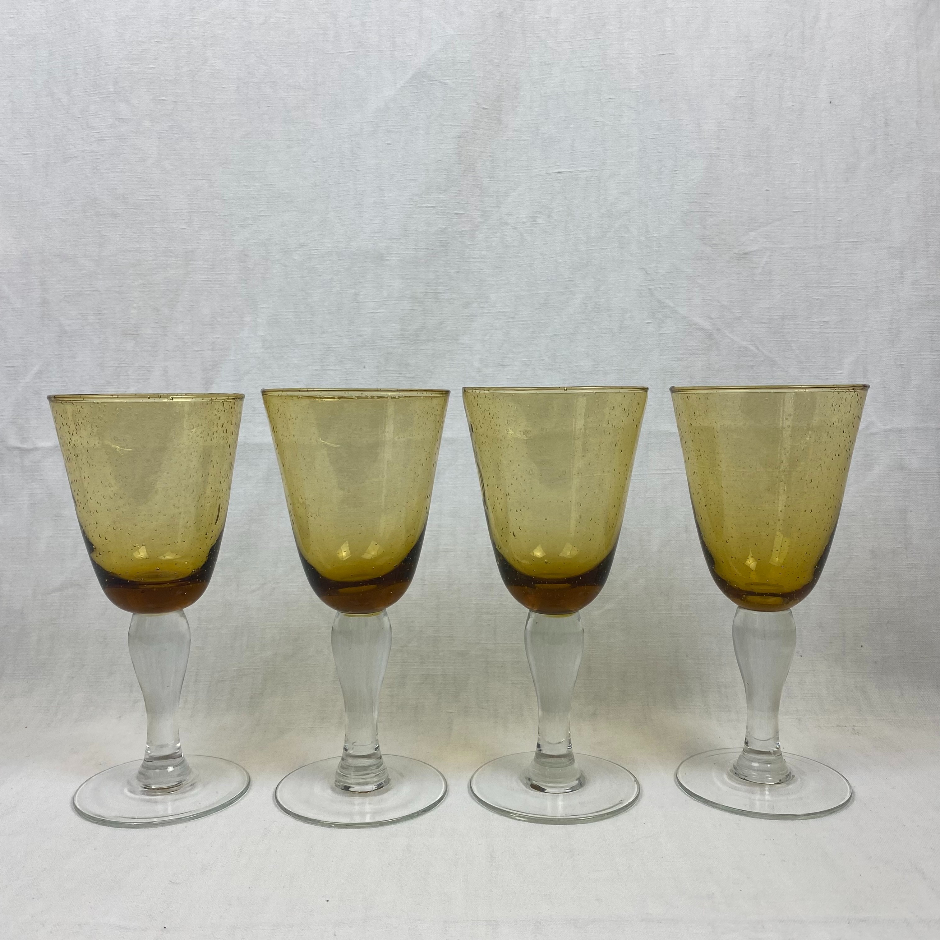 Voir photo 2 de Lot de 4 verres à pied vintage en verre bullé ambre (Années 60/70) Lot de 4 verres à pied vintage en verre bullé ambre (Années 60/70) Très bon état reconditionné photo 2