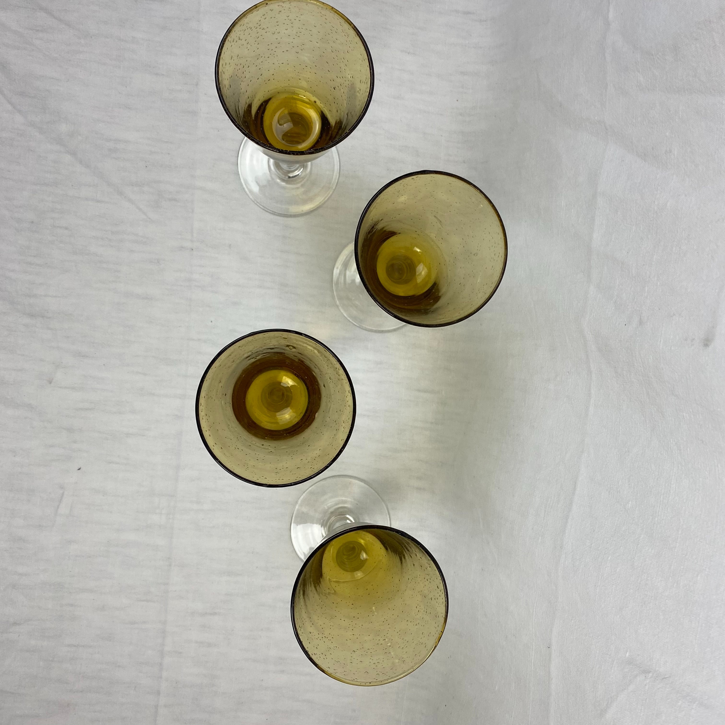 Voir photo 3 de Lot de 4 verres à pied vintage en verre bullé ambre (Années 60/70) Lot de 4 verres à pied vintage en verre bullé ambre (Années 60/70) Très bon état reconditionné photo 3