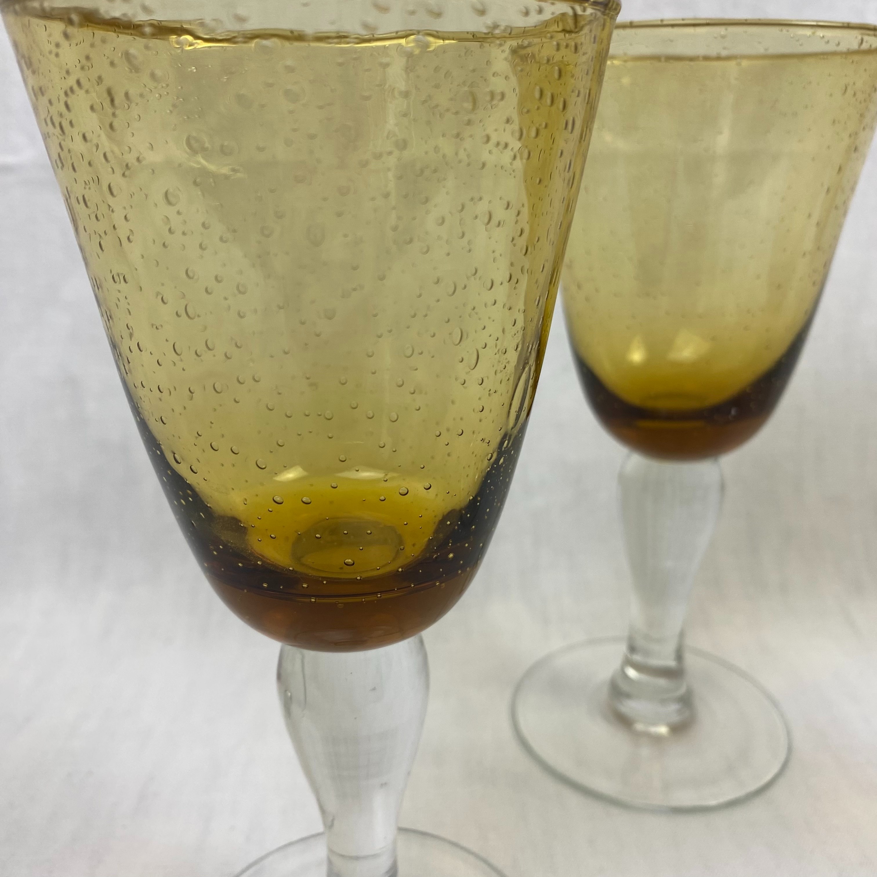 Voir photo 4 de Lot de 4 verres à pied vintage en verre bullé ambre (Années 60/70) Lot de 4 verres à pied vintage en verre bullé ambre (Années 60/70) Très bon état reconditionné photo 4
