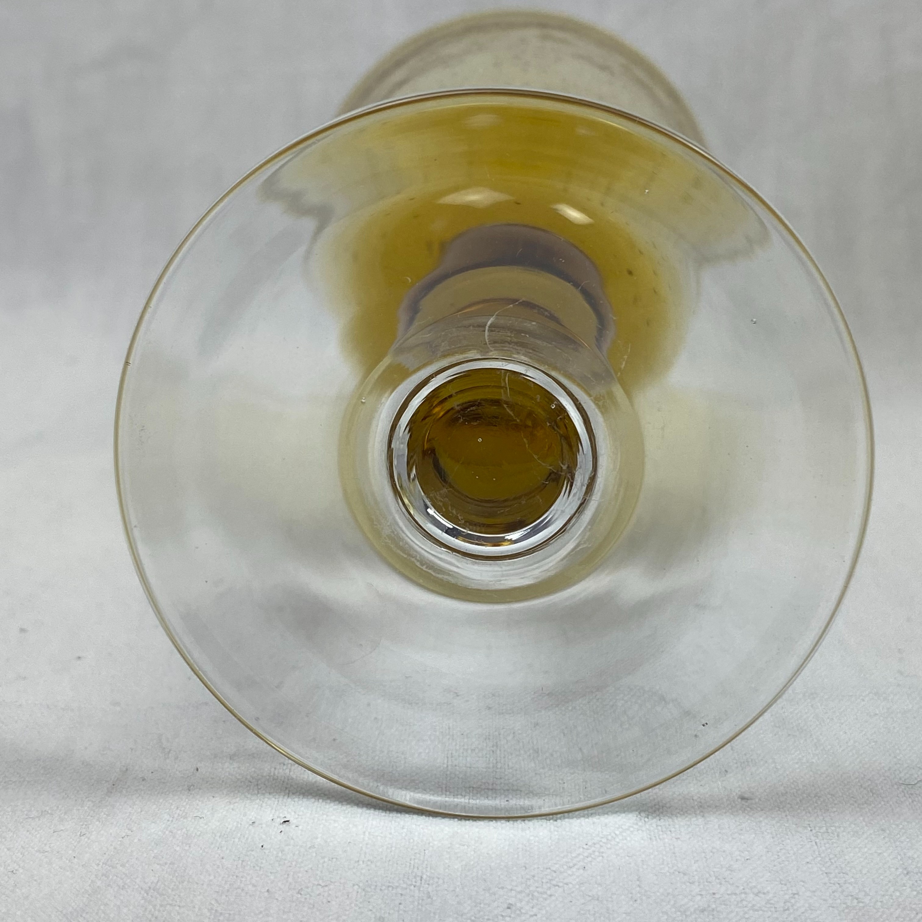 Voir photo 5 de Lot de 4 verres à pied vintage en verre bullé ambre (Années 60/70) Lot de 4 verres à pied vintage en verre bullé ambre (Années 60/70) Très bon état reconditionné photo 5
