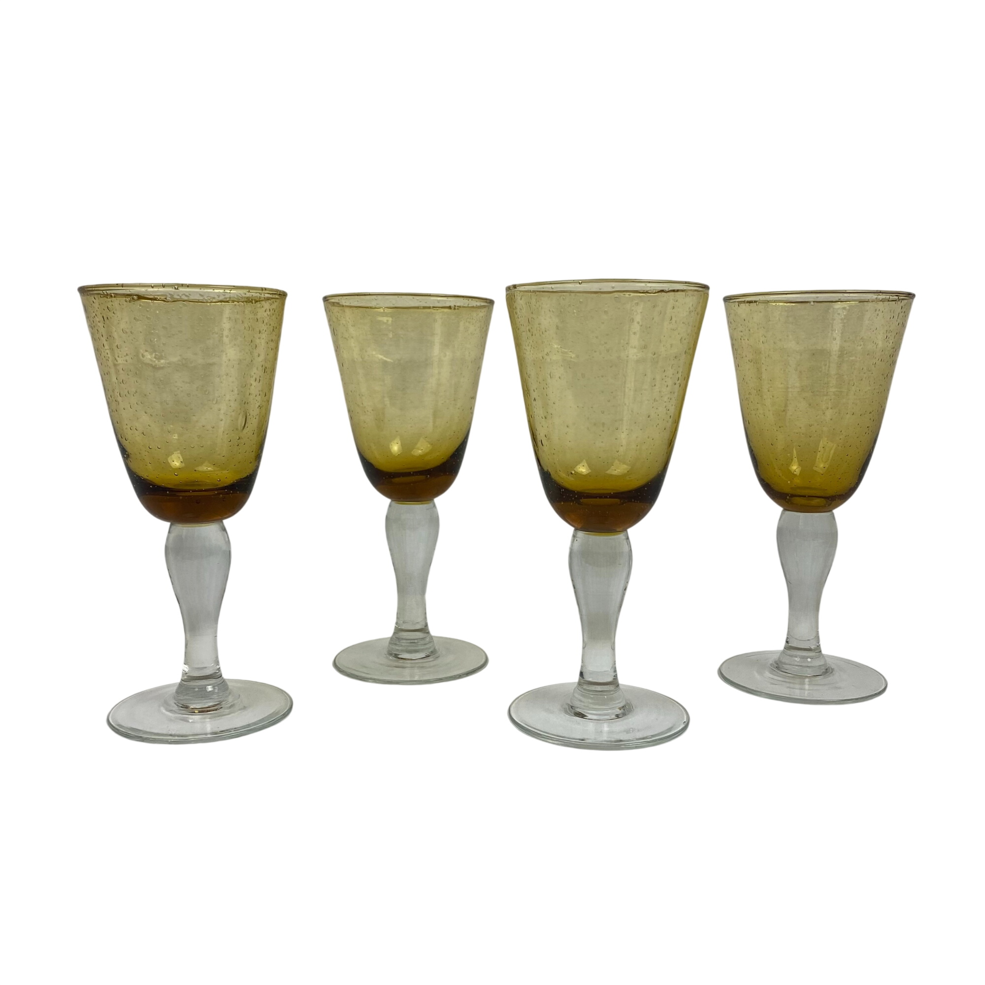 Lot de 4 verres à pied vintage en verre bullé ambre (Années 60/70) Très bon état - 24,00 € Lot de 4 verres à pied vintage en verre bullé ambre (Années 60/70) Très bon état reconditionné disponible sur Label Emmaüs