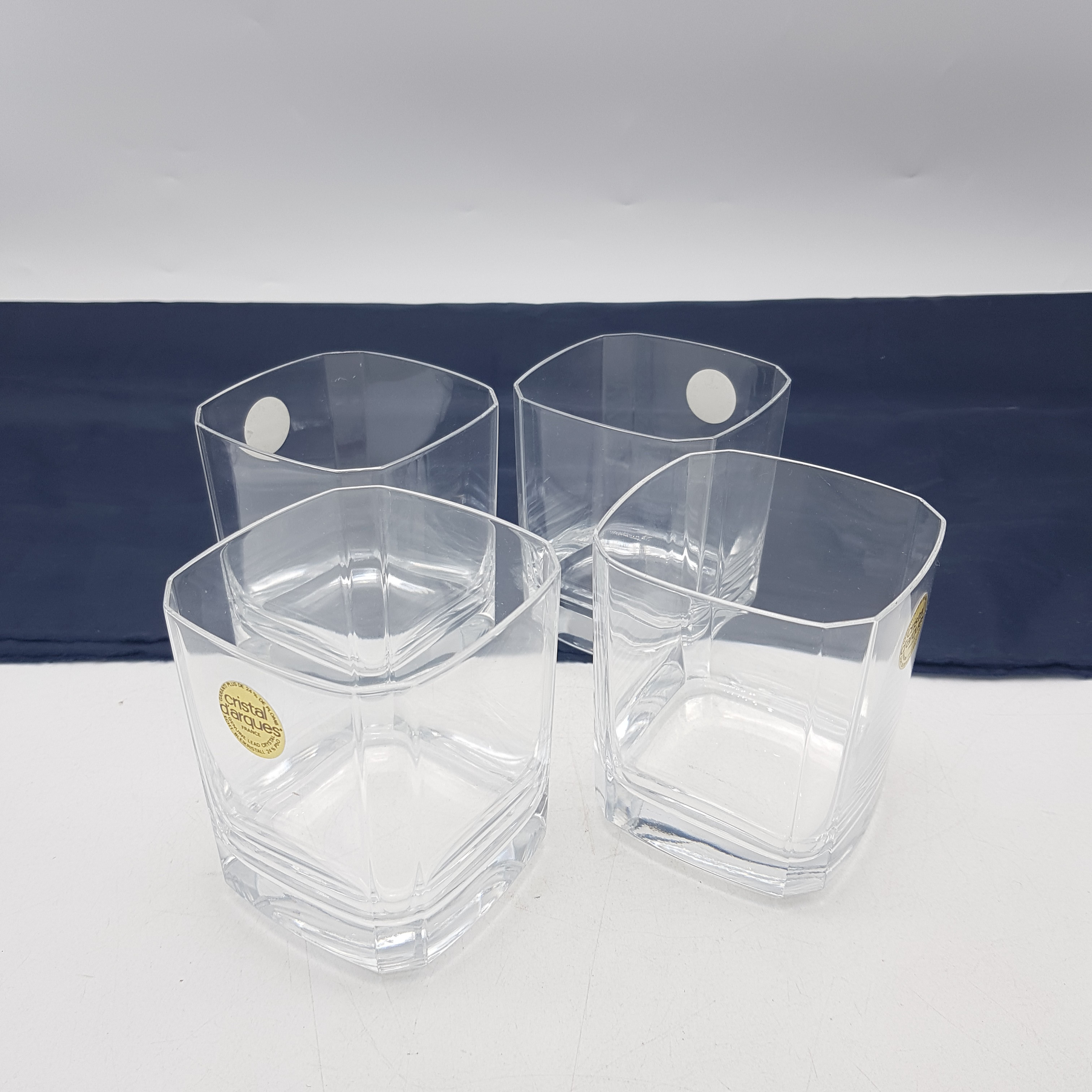 Voir photo 2 de Lot de 4 verres a whisky en cristal d'arques Lot de 4 verres a whisky en cristal d'arques Bon état reconditionné photo 2