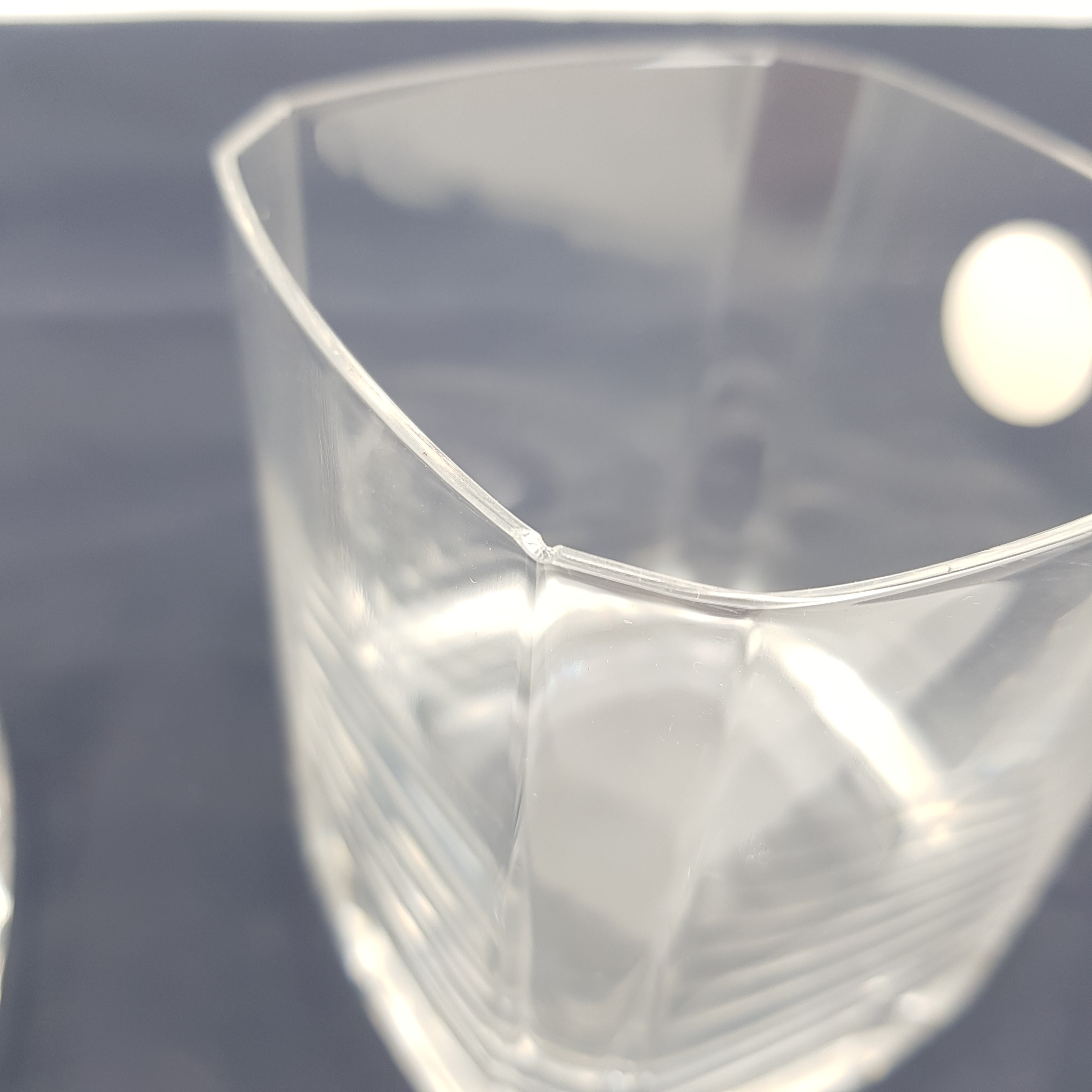 Voir photo 5 de Lot de 4 verres a whisky en cristal d'arques Lot de 4 verres a whisky en cristal d'arques Bon état reconditionné photo 5