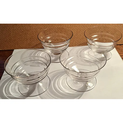 Acheter Lot De 4 Verres Ou Coupes Vintage occasion - 15,00 € Lot De 4 Verres Ou Coupes Vintage occasion reconditionné disponible sur Rakuten