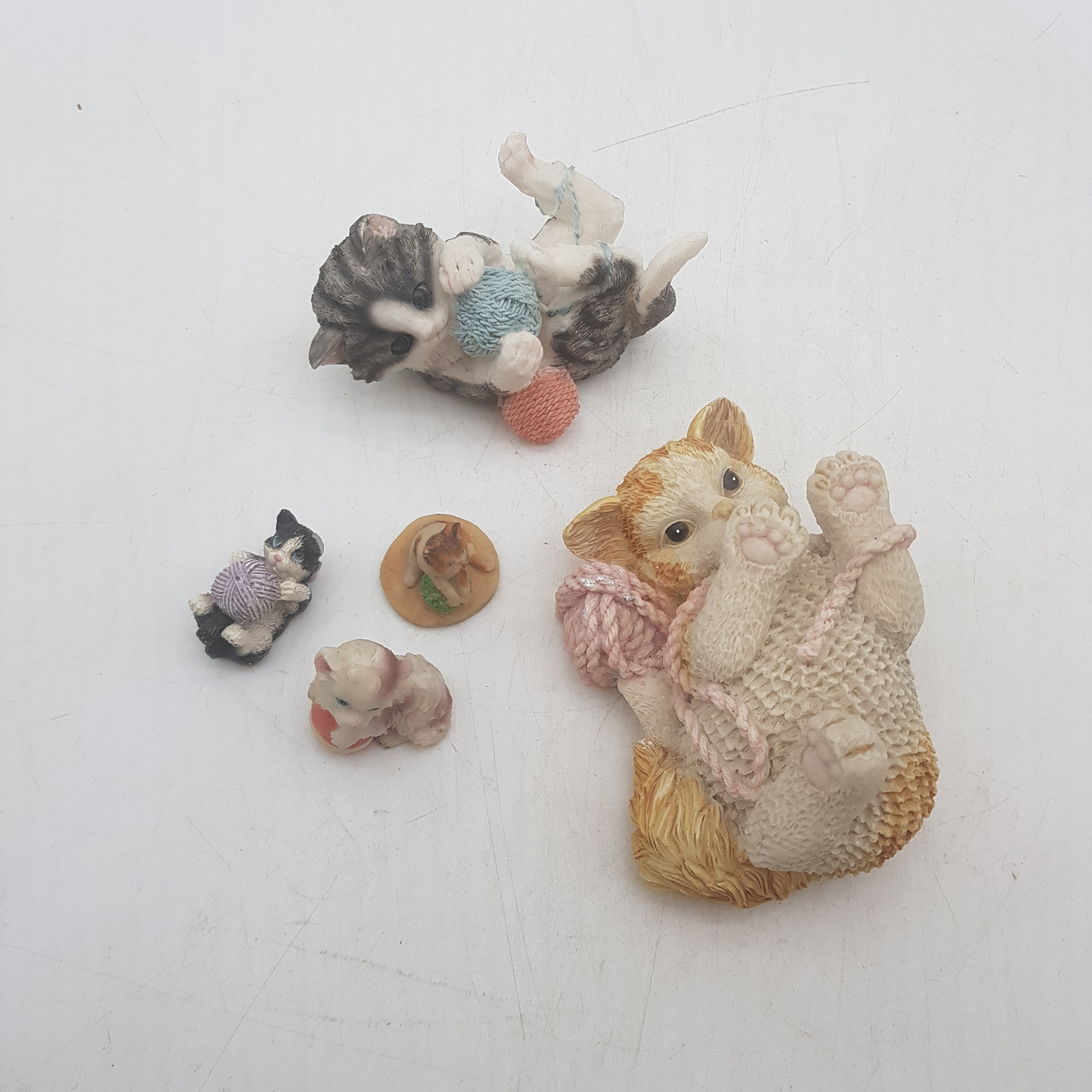 Voir photo 2 de Lot de 5 adorables figurines de chats avec leur pelote Lot de 5 adorables figurines de chats avec leur pelote Bon état reconditionné photo 2