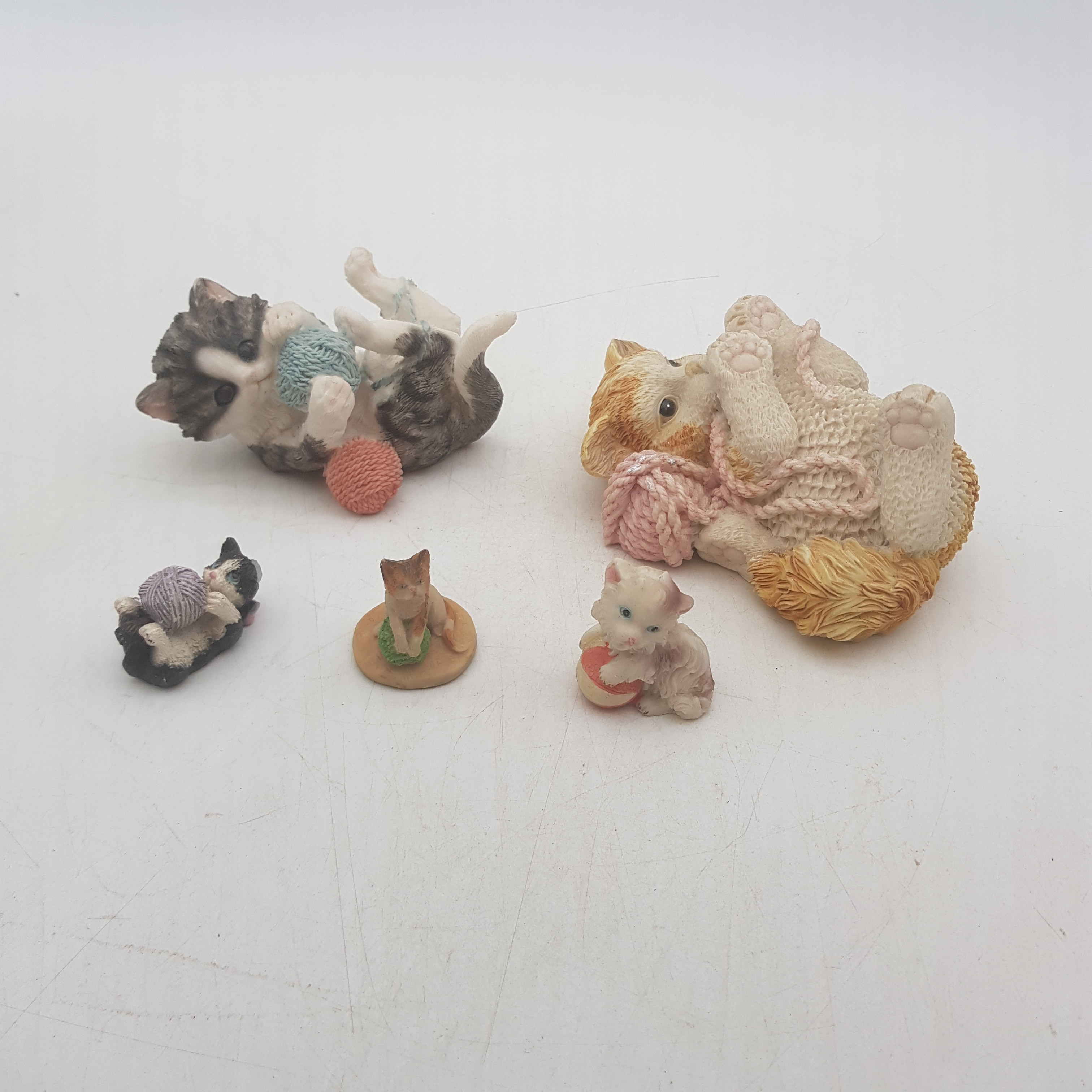Voir photo 3 de Lot de 5 adorables figurines de chats avec leur pelote Lot de 5 adorables figurines de chats avec leur pelote Bon état reconditionné photo 3