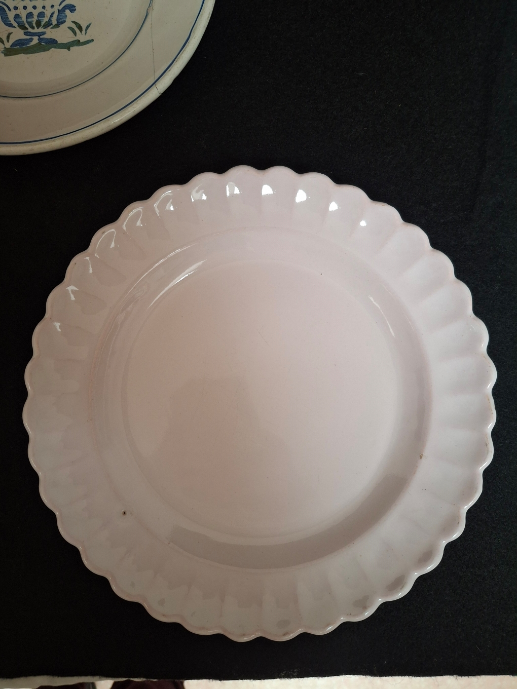 Voir photo 12 de Lot de 5 assiettes anciennes en faïence Lot de 5 assiettes anciennes en faïence Bon état reconditionné photo 12