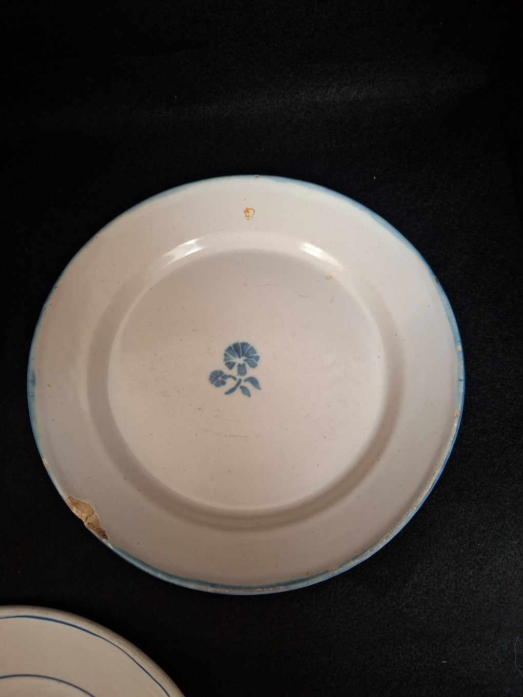 Voir photo 4 de Lot de 5 assiettes anciennes en faïence Lot de 5 assiettes anciennes en faïence Bon état reconditionné photo 4