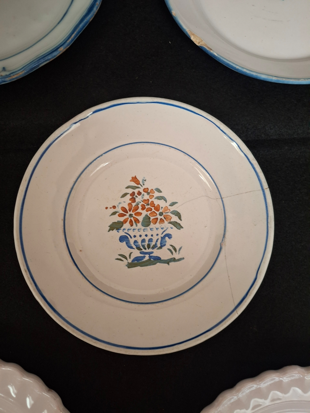 Voir photo 7 de Lot de 5 assiettes anciennes en faïence Lot de 5 assiettes anciennes en faïence Bon état reconditionné photo 7
