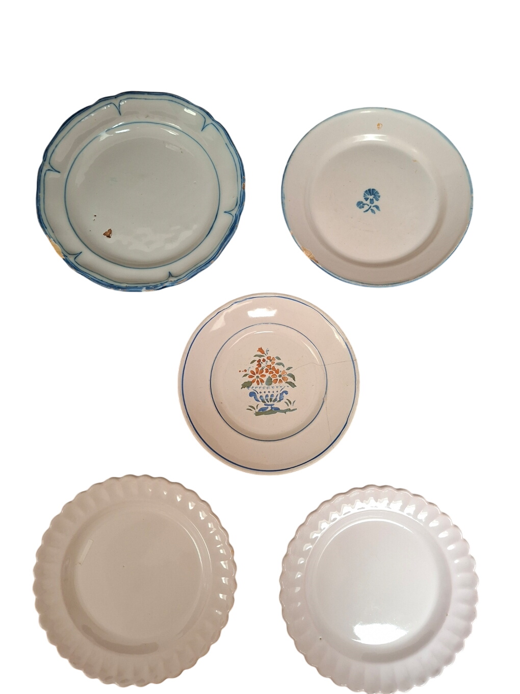 Lot de 5 assiettes anciennes en faïence Bon état - 35,00 € Lot de 5 assiettes anciennes en faïence Bon état reconditionné disponible sur Label Emmaüs