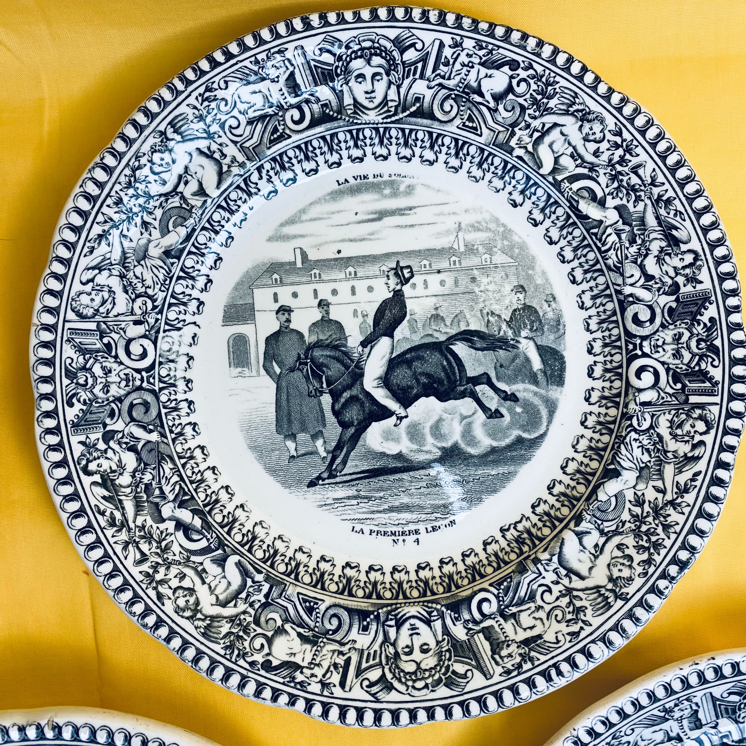 Voir photo 3 de Lot de 5 assiettes parlantes en faïence GIEN - Série "La vie du soldat" (XIXe Siècle) Lot de 5 assiettes parlantes en faïence GIEN - Série "La vie du soldat" (XIXe Siècle) reconditionné photo 3