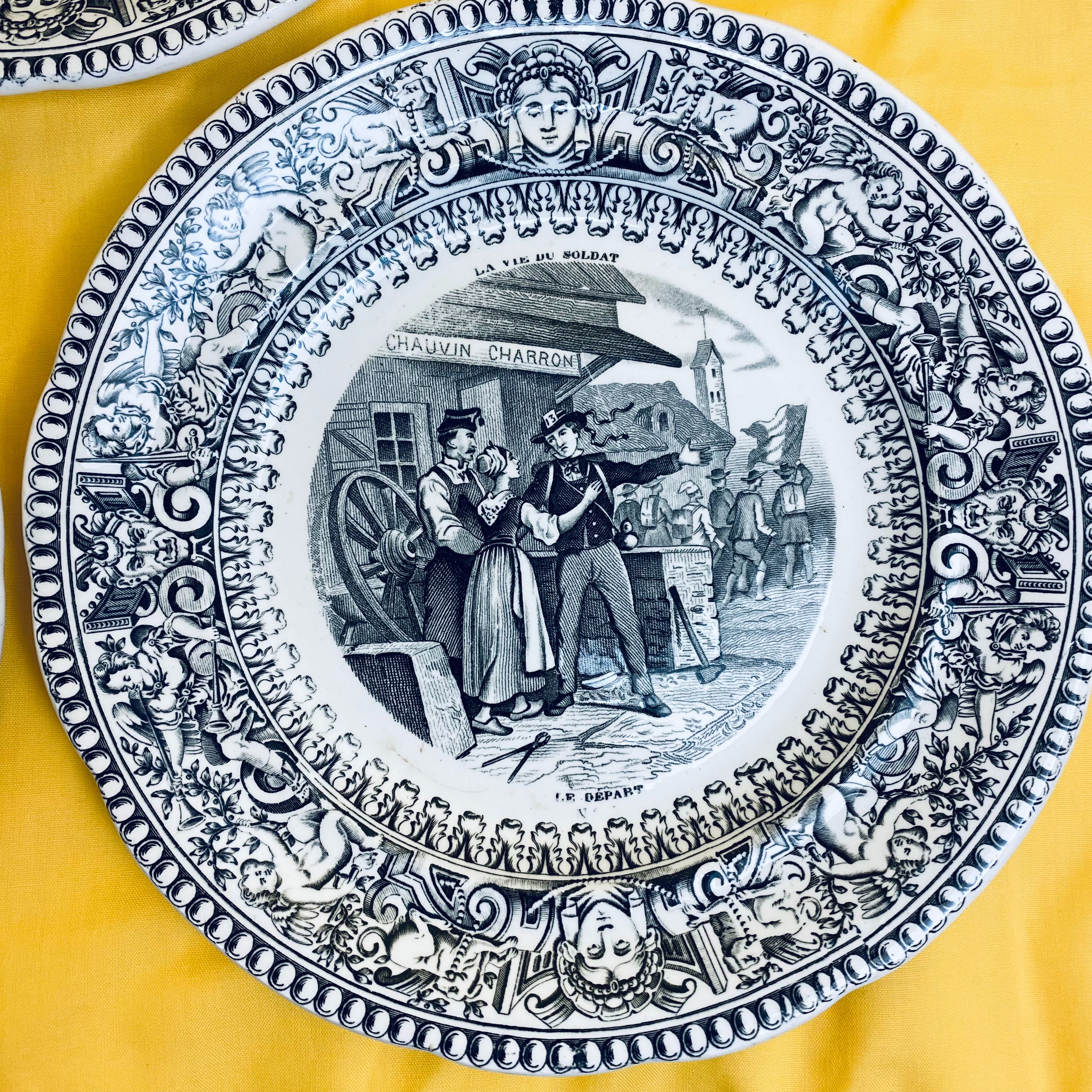 Voir photo 4 de Lot de 5 assiettes parlantes en faïence GIEN - Série "La vie du soldat" (XIXe Siècle) Lot de 5 assiettes parlantes en faïence GIEN - Série "La vie du soldat" (XIXe Siècle) reconditionné photo 4